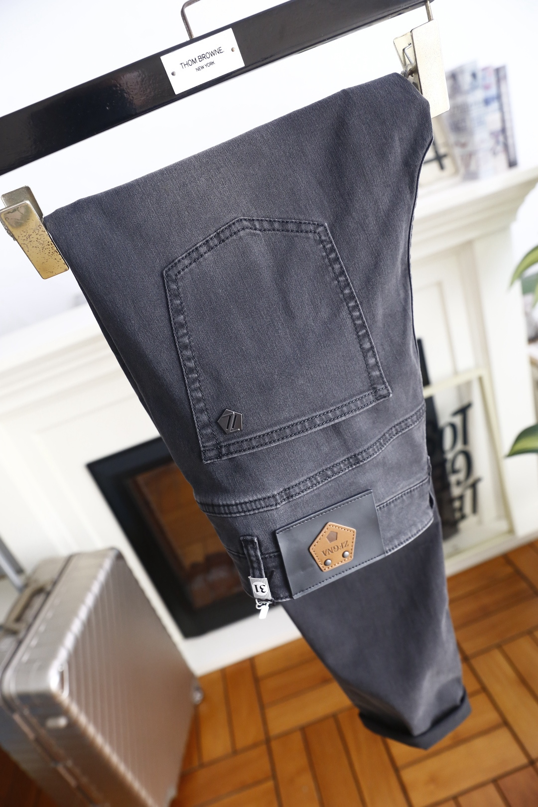 🔥杰尼亚.26夏季新品！时尚男士潮流百搭牛仔裤👖利落剪裁打造合身版型，经典五袋设计，后腰品牌皮标清晰醒目
