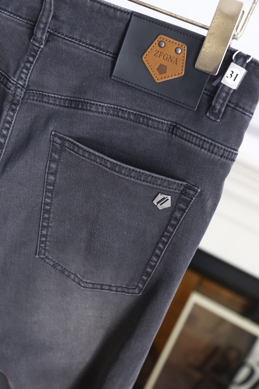 🔥杰尼亚.26夏季新品！时尚男士潮流百搭牛仔裤👖利落剪裁打造合身版型，经典五袋设计，后腰品牌皮标清晰醒目