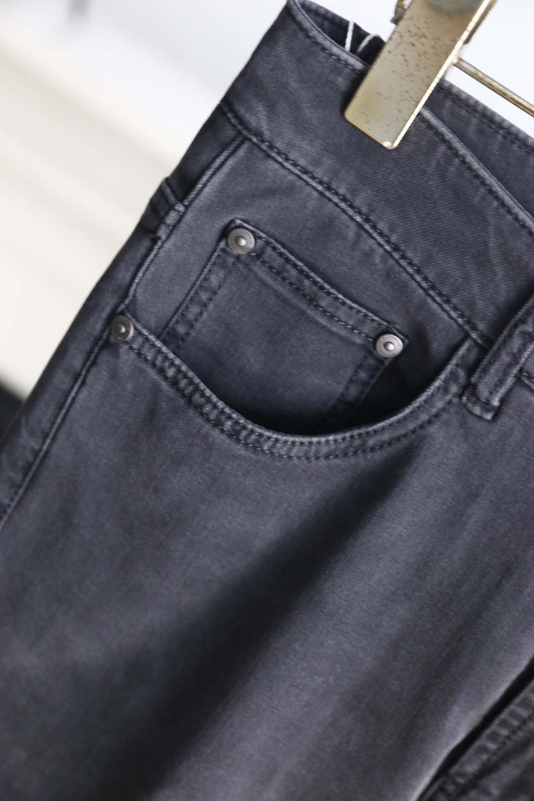 🔥杰尼亚.26夏季新品！时尚男士潮流百搭牛仔裤👖利落剪裁打造合身版型，经典五袋设计，后腰品牌皮标清晰醒目