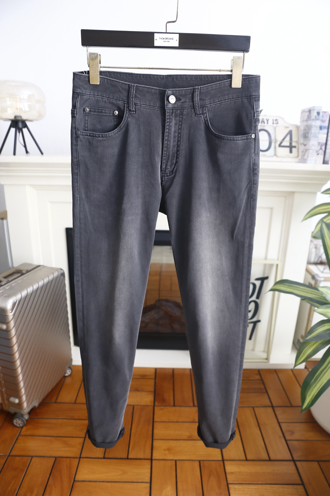 🔥杰尼亚.26夏季新品！时尚男士潮流百搭牛仔裤👖利落剪裁打造合身版型，经典五袋设计，后腰品牌皮标清晰醒目