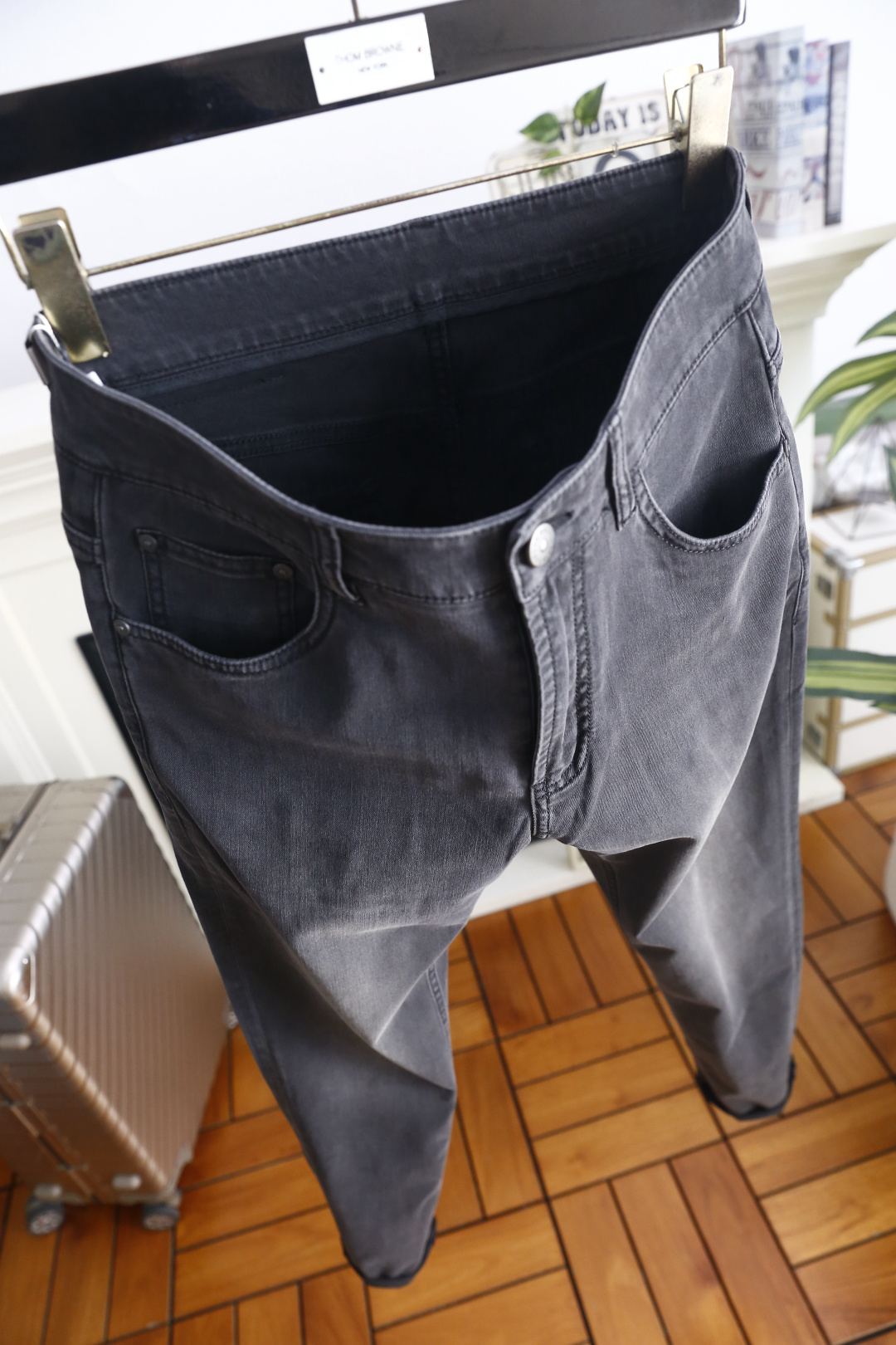 🔥杰尼亚.26夏季新品！时尚男士潮流百搭牛仔裤👖利落剪裁打造合身版型，经典五袋设计，后腰品牌皮标清晰醒目