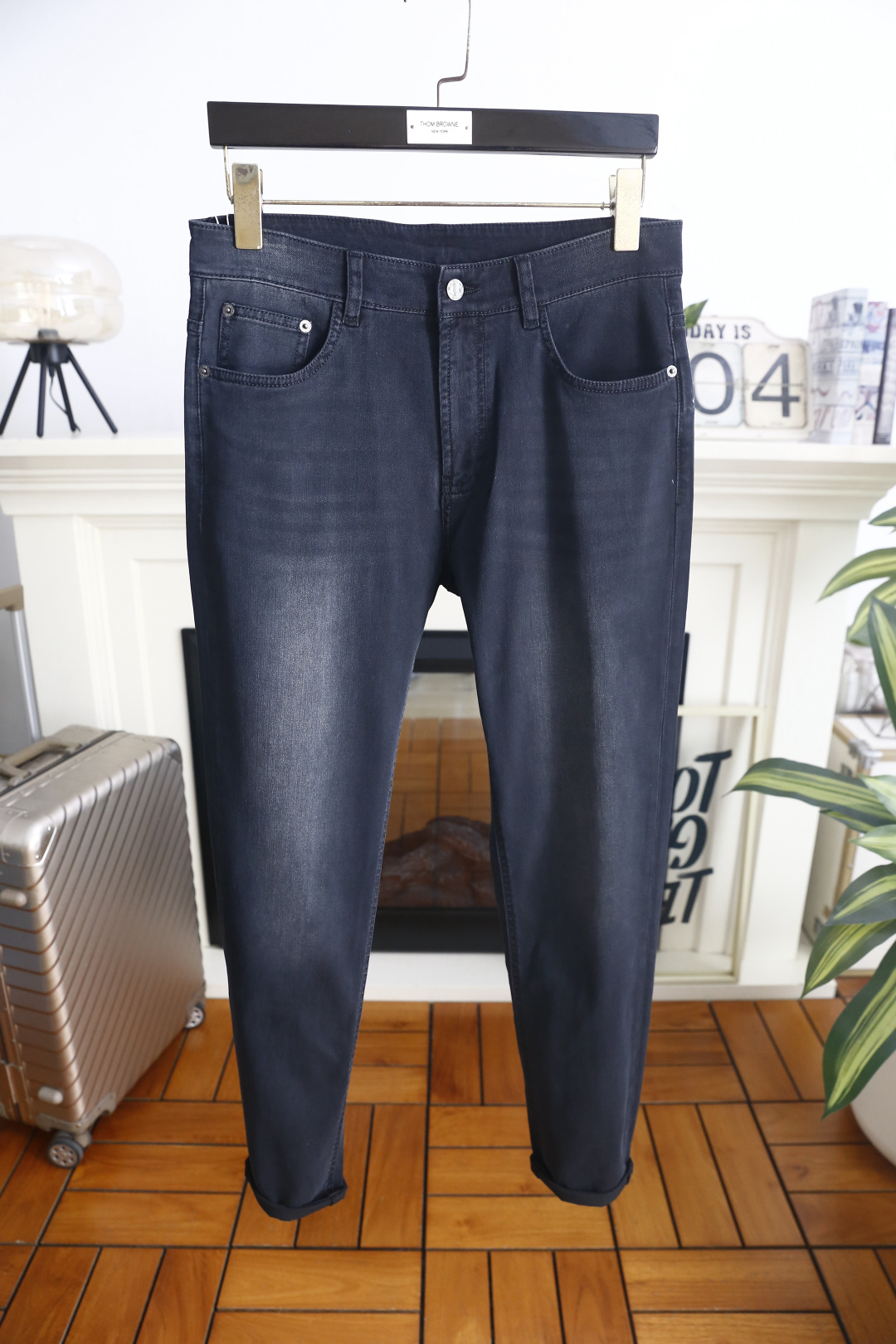 🔥普拉达.26夏季新品！时尚男士百搭休闲牛仔裤👖利落剪裁打造合身版型，经典五袋设计，后腰品牌皮标清晰醒目
