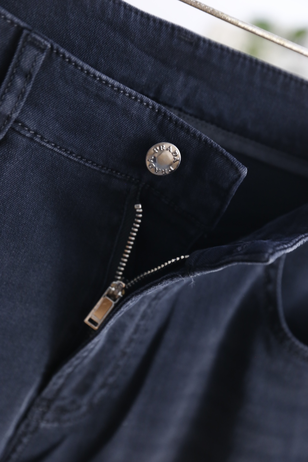 🔥普拉达.26夏季新品！时尚男士百搭休闲牛仔裤👖利落剪裁打造合身版型，经典五袋设计，后腰品牌皮标清晰醒目