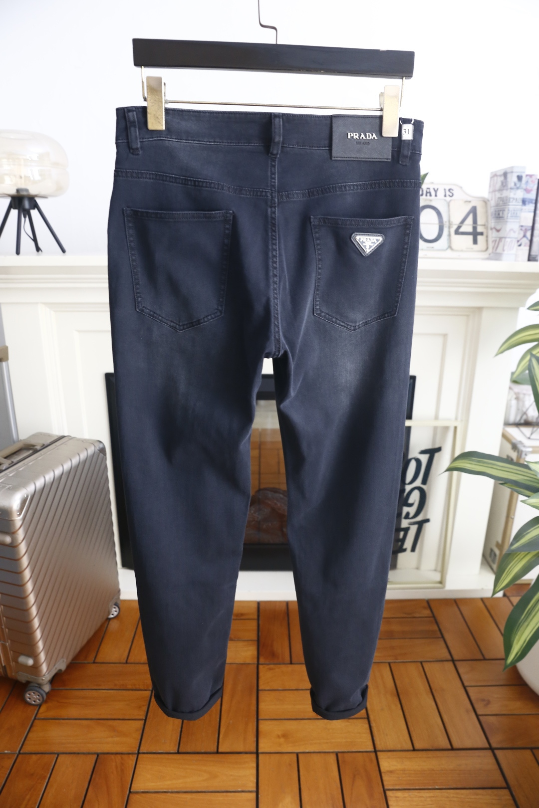🔥普拉达.26夏季新品！时尚男士百搭休闲牛仔裤👖利落剪裁打造合身版型，经典五袋设计，后腰品牌皮标清晰醒目