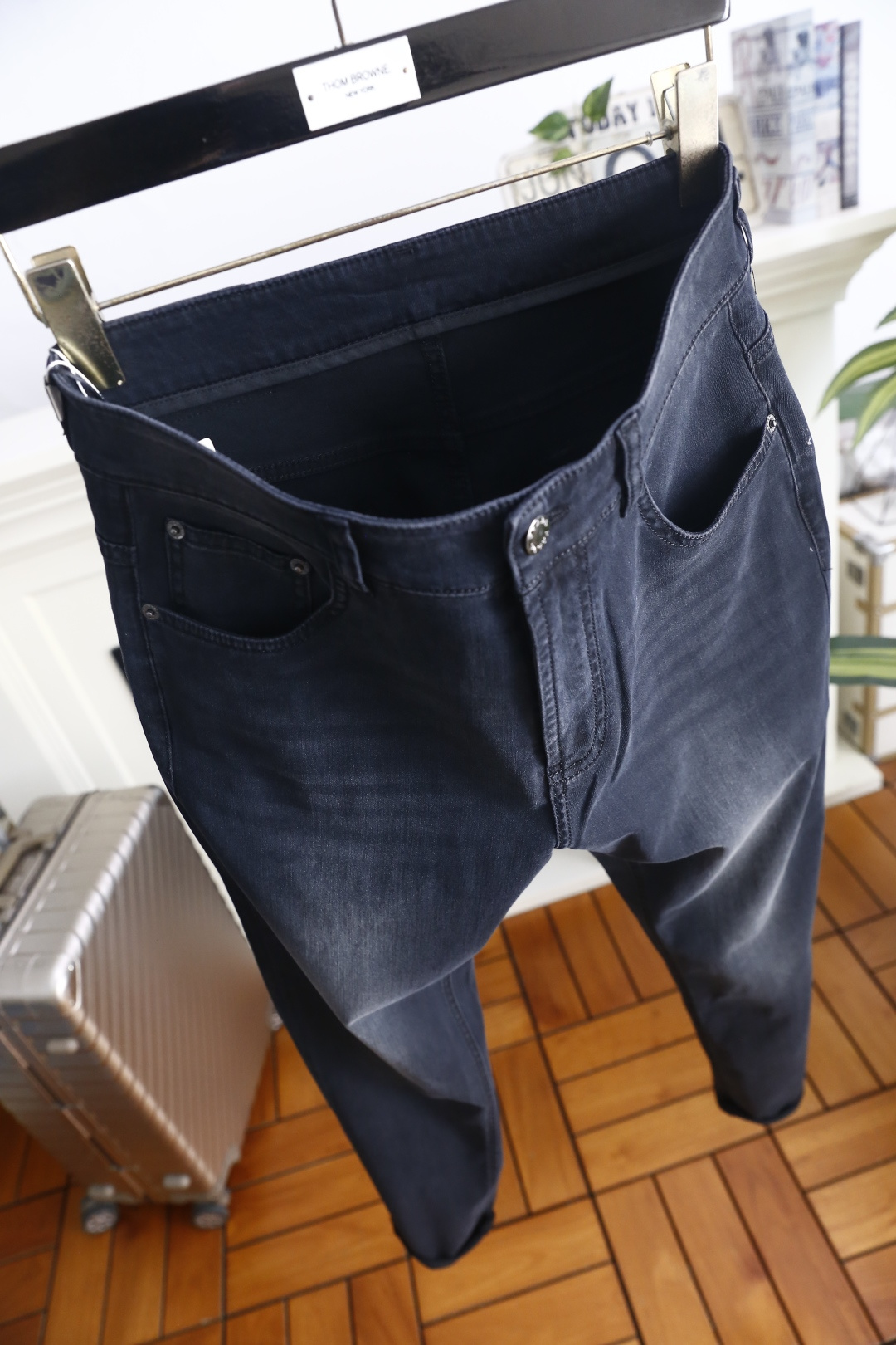🔥普拉达.26夏季新品！时尚男士百搭休闲牛仔裤👖利落剪裁打造合身版型，经典五袋设计，后腰品牌皮标清晰醒目