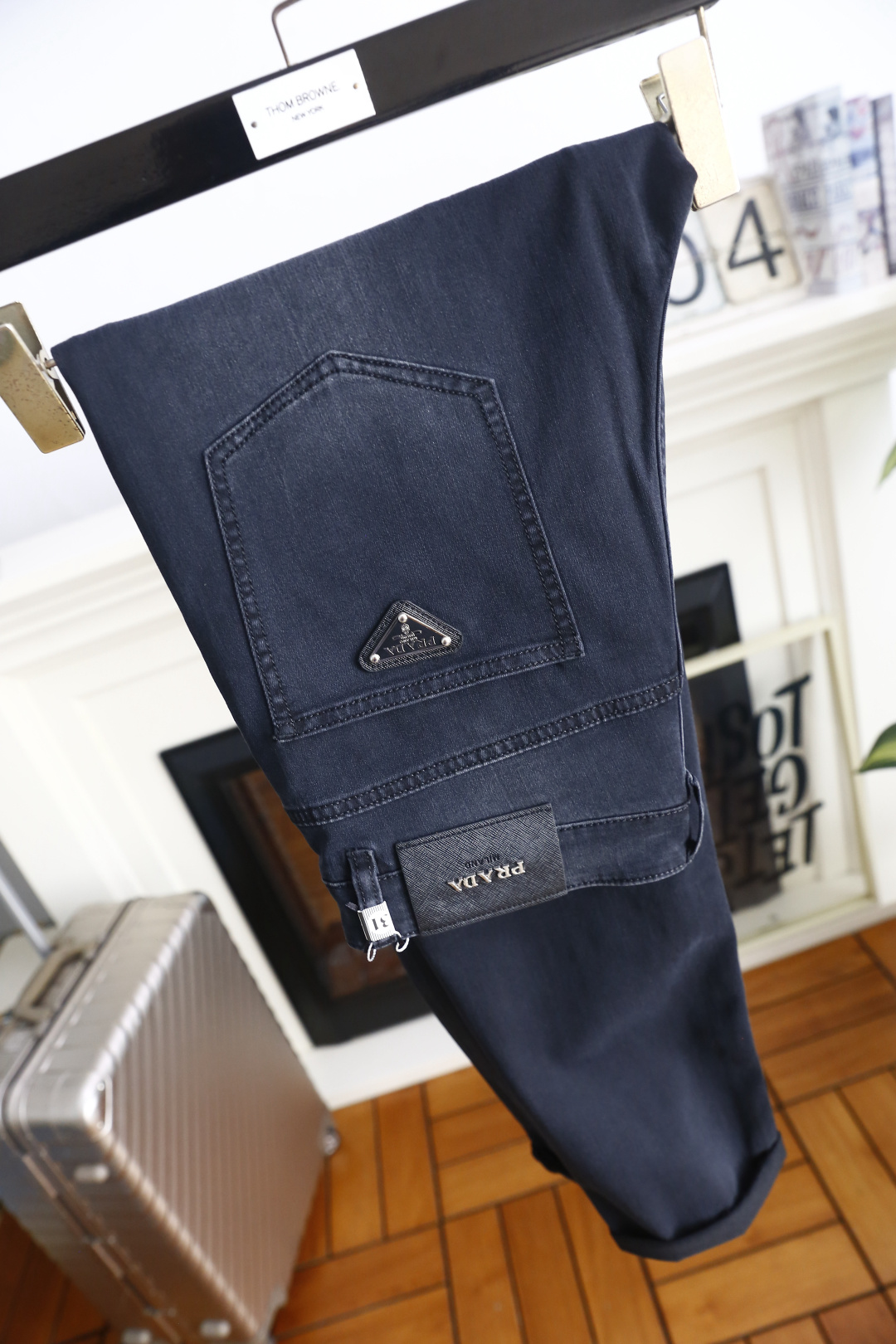 🔥普拉达.26夏季新品！时尚男士百搭休闲牛仔裤👖利落剪裁打造合身版型，经典五袋设计，后腰品牌皮标清晰醒目
