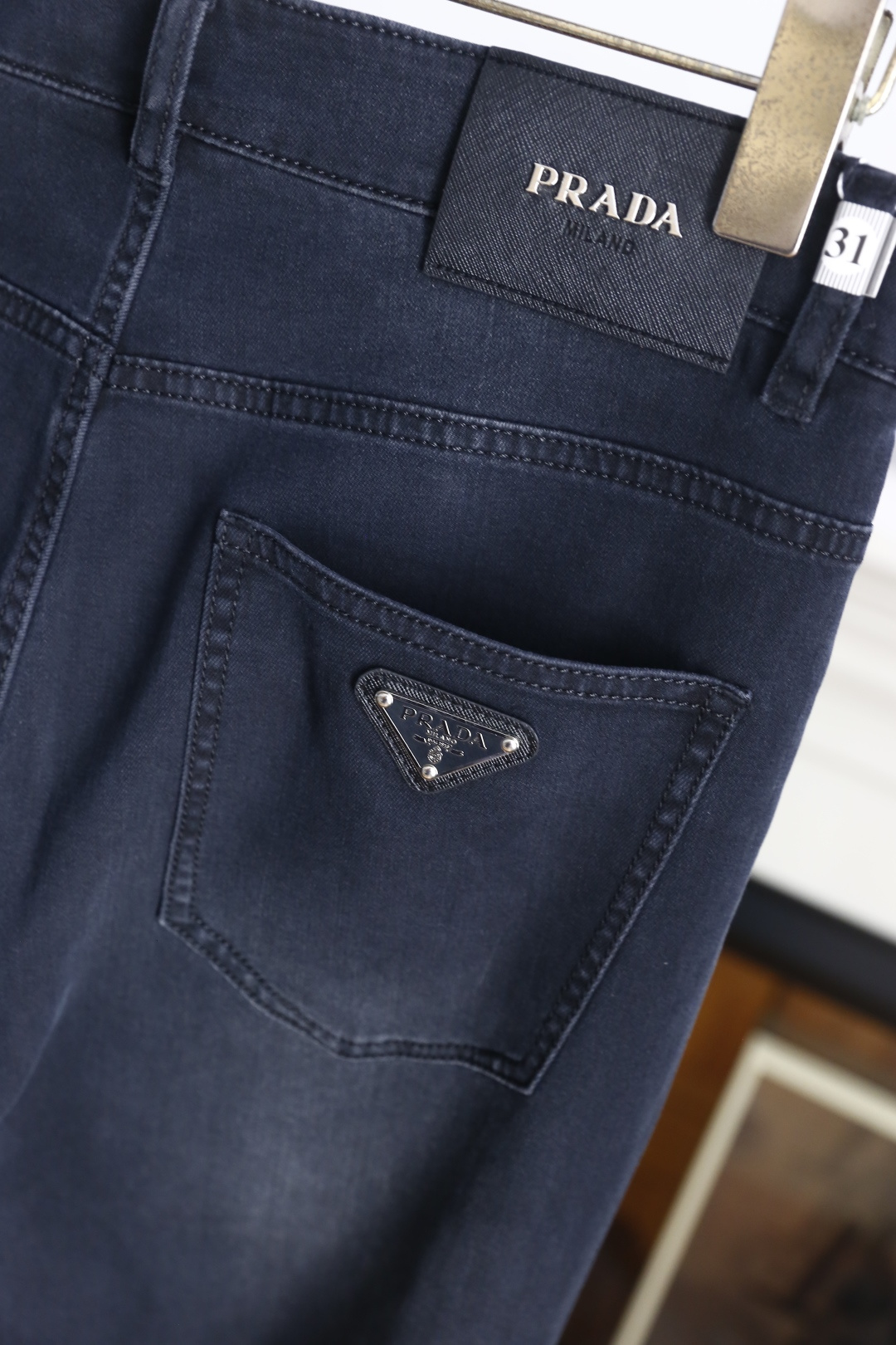 🔥普拉达.26夏季新品！时尚男士百搭休闲牛仔裤👖利落剪裁打造合身版型，经典五袋设计，后腰品牌皮标清晰醒目