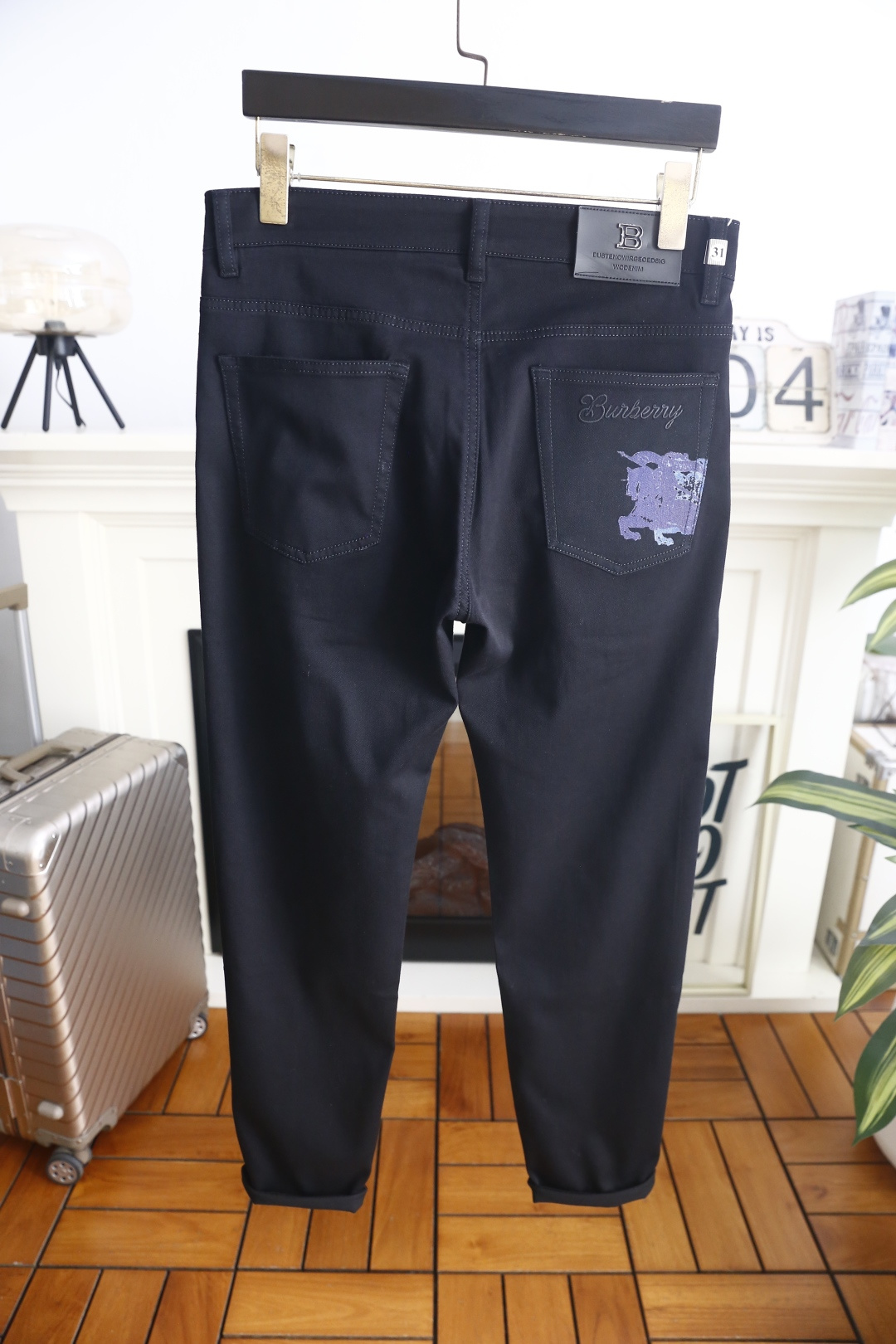 🔥巴宝丽.26夏季新品！时尚男士百搭休闲裤👍利落剪裁打造合身版型，经典五袋设计，后腰处品牌皮标清晰醒目。