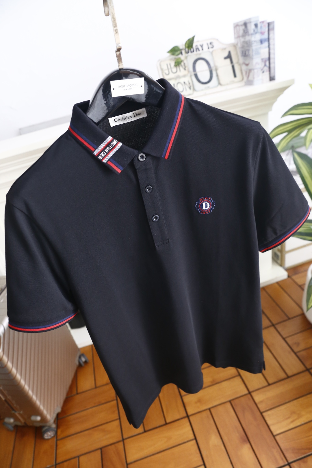 🔥迪奥.26夏季新品！时尚男士百搭短袖👍利落剪裁勾勒合身廓形，挺括翻领饰有品牌织带与撞色线条，胸口点缀精