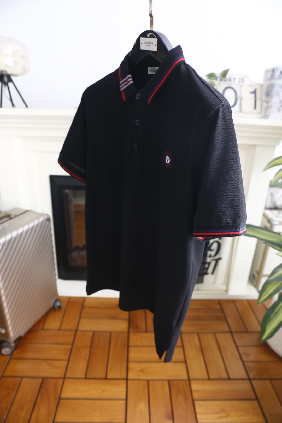 🔥迪奥.26夏季新品！时尚男士百搭短袖👍利落剪裁勾勒合身廓形，挺括翻领饰有品牌织带与撞色线条，胸口点缀精