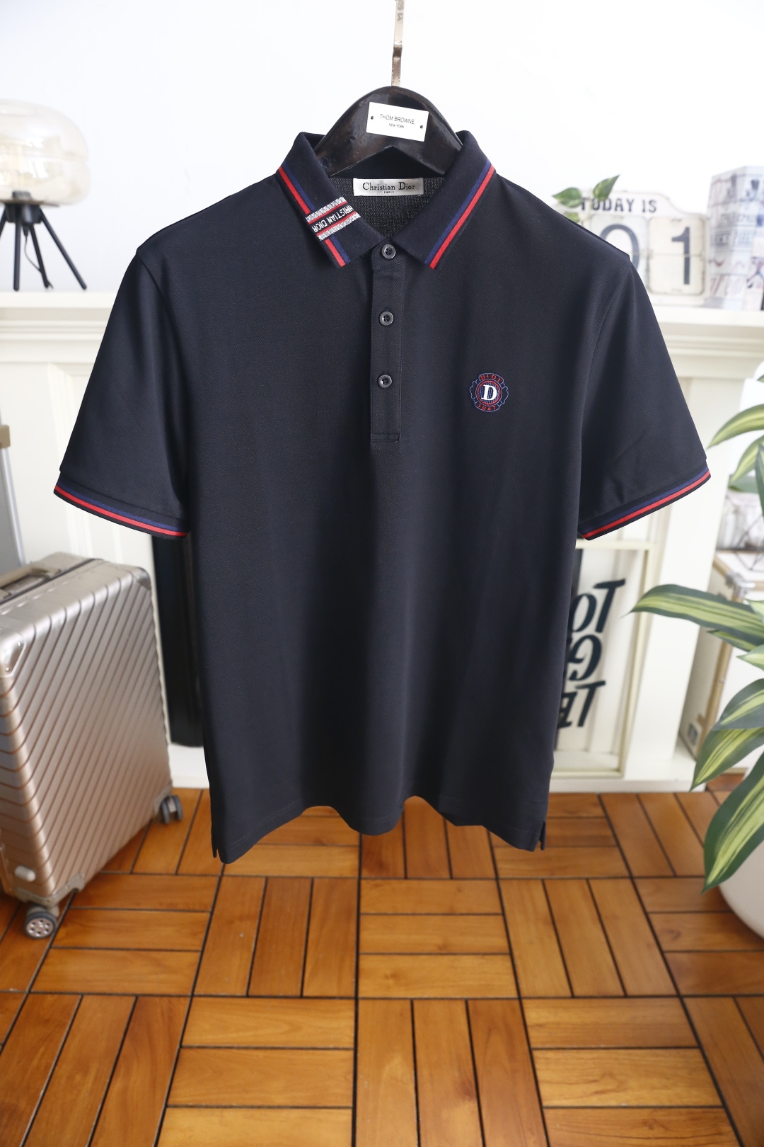 🔥迪奥.26夏季新品！时尚男士百搭短袖👍利落剪裁勾勒合身廓形，挺括翻领饰有品牌织带与撞色线条，胸口点缀精