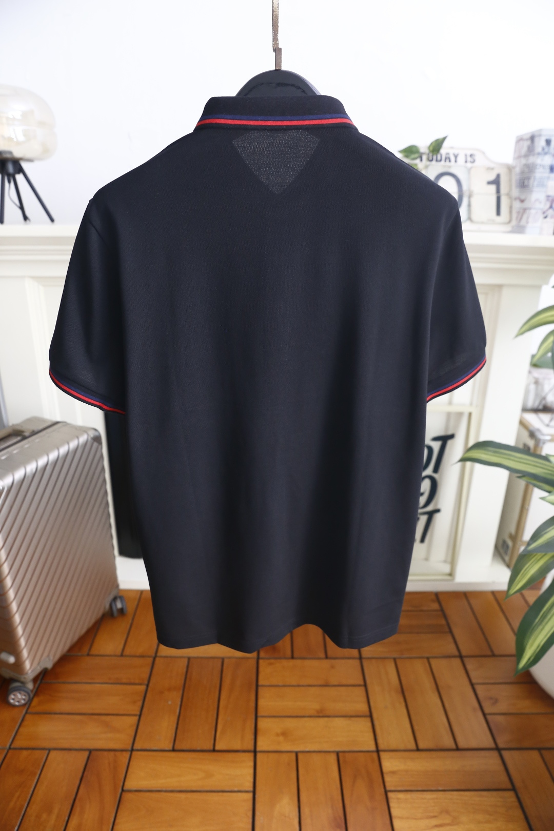 🔥迪奥.26夏季新品！时尚男士百搭短袖👍利落剪裁勾勒合身廓形，挺括翻领饰有品牌织带与撞色线条，胸口点缀精