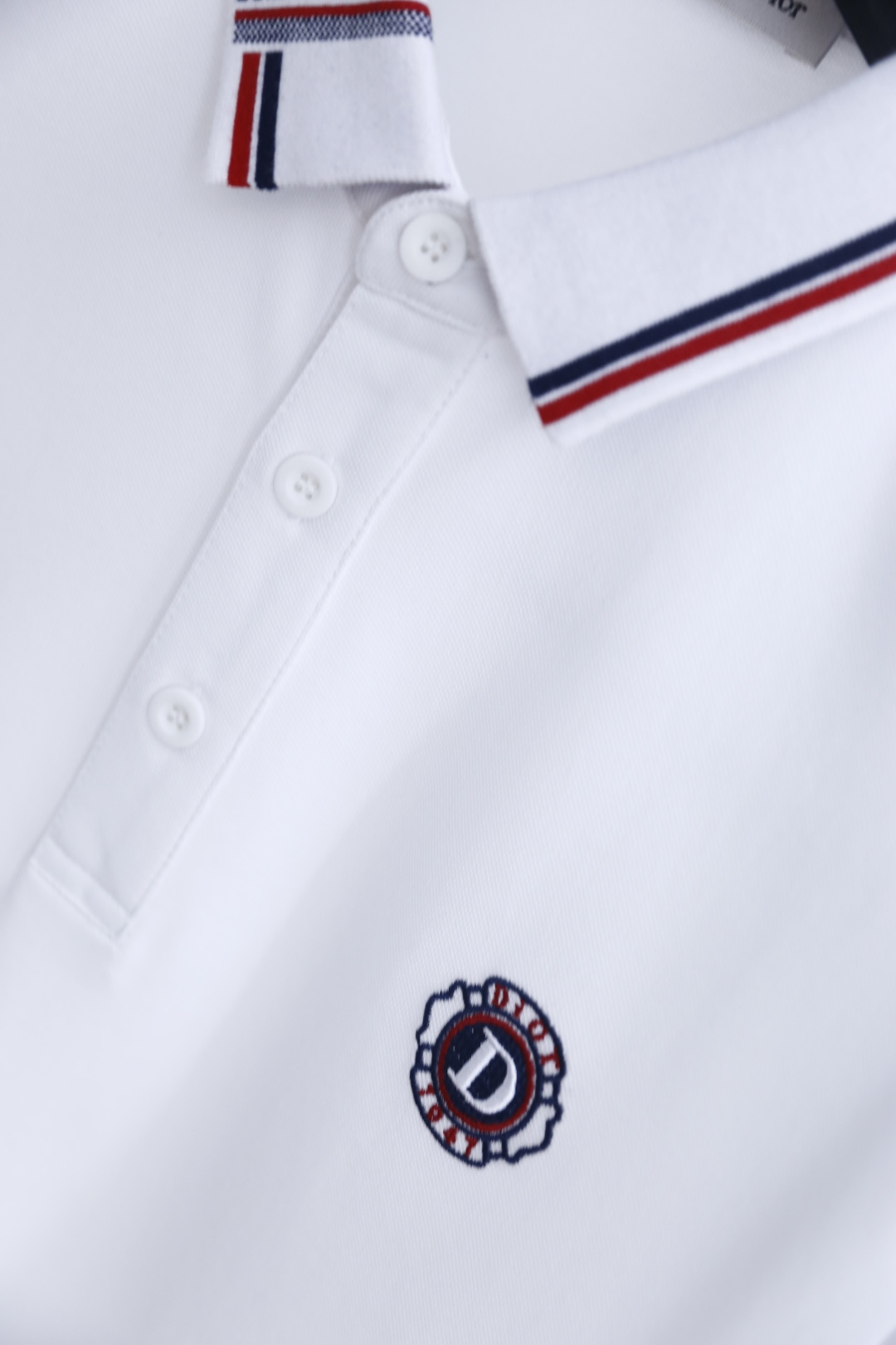 🔥迪奥.26夏季新品！时尚男士百搭短袖👍利落剪裁勾勒合身廓形，挺括翻领饰有品牌织带与撞色线条，胸口点缀精