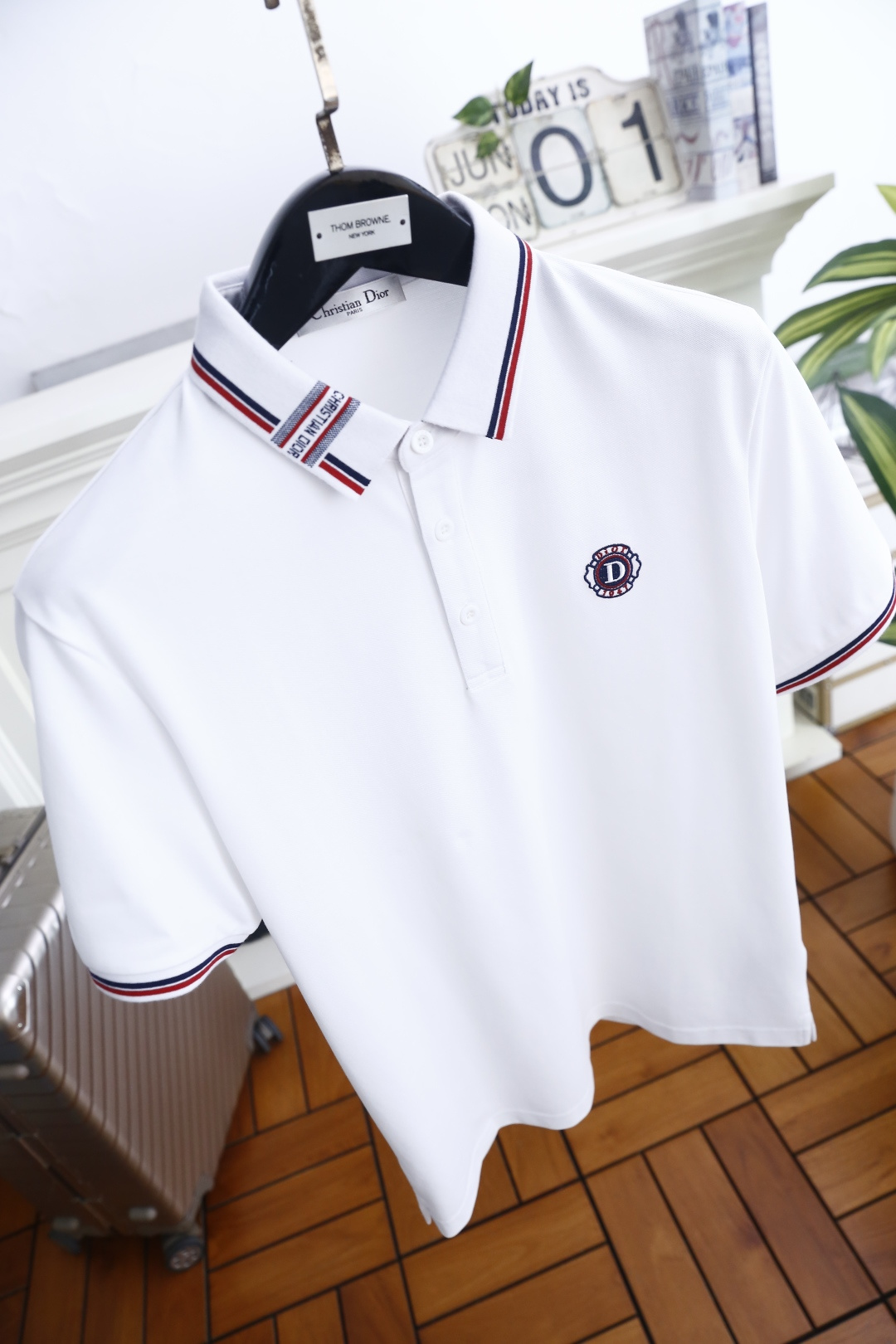 🔥迪奥.26夏季新品！时尚男士百搭短袖👍利落剪裁勾勒合身廓形，挺括翻领饰有品牌织带与撞色线条，胸口点缀精