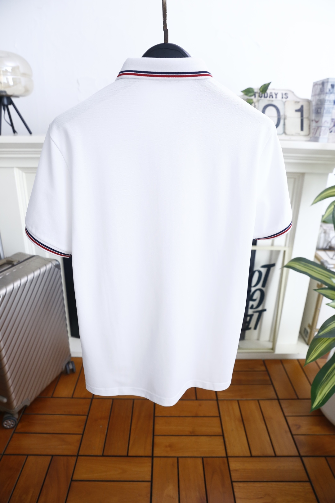 🔥迪奥.26夏季新品！时尚男士百搭短袖👍利落剪裁勾勒合身廓形，挺括翻领饰有品牌织带与撞色线条，胸口点缀精