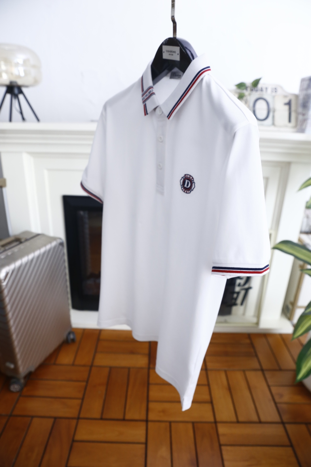 🔥迪奥.26夏季新品！时尚男士百搭短袖👍利落剪裁勾勒合身廓形，挺括翻领饰有品牌织带与撞色线条，胸口点缀精