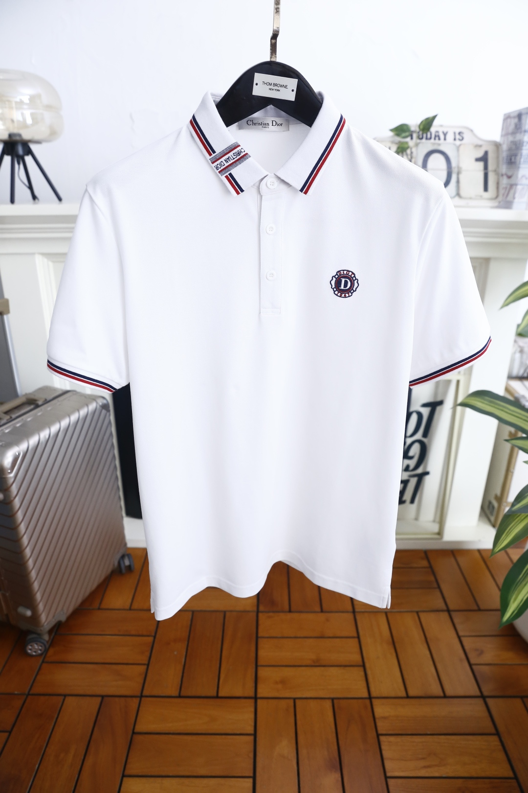 🔥迪奥.26夏季新品！时尚男士百搭短袖👍利落剪裁勾勒合身廓形，挺括翻领饰有品牌织带与撞色线条，胸口点缀精
