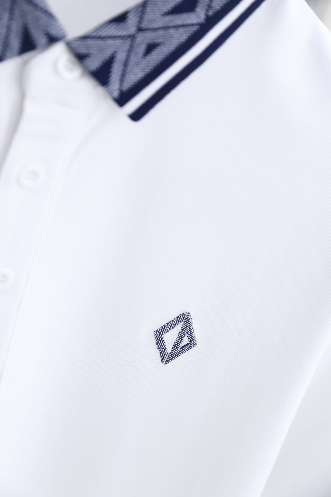 🔥迪奥.26夏季新品！时尚男士百搭翻领POLO衫👍利落剪裁勾勒合身廓形，挺括翻领搭配品牌标识织带，胸口点