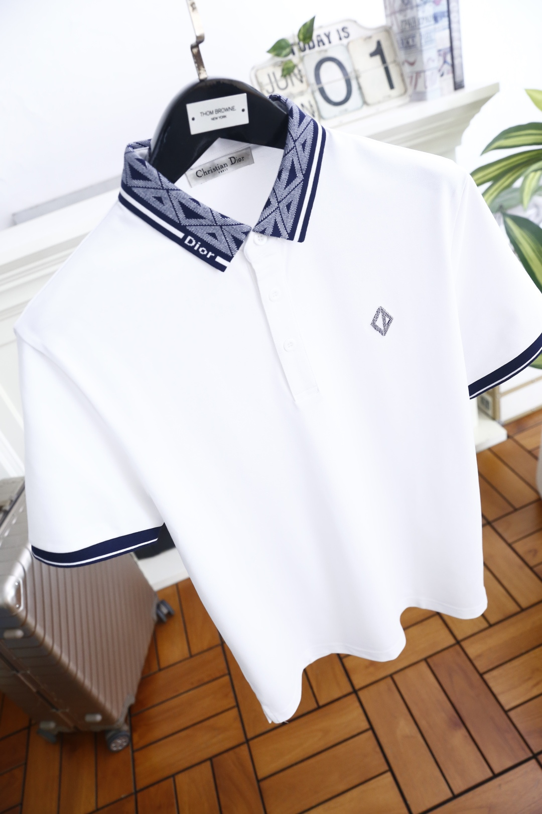 🔥迪奥.26夏季新品！时尚男士百搭翻领POLO衫👍利落剪裁勾勒合身廓形，挺括翻领搭配品牌标识织带，胸口点