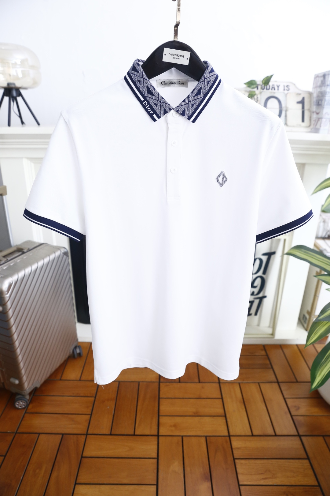 🔥迪奥.26夏季新品！时尚男士百搭翻领POLO衫👍利落剪裁勾勒合身廓形，挺括翻领搭配品牌标识织带，胸口点