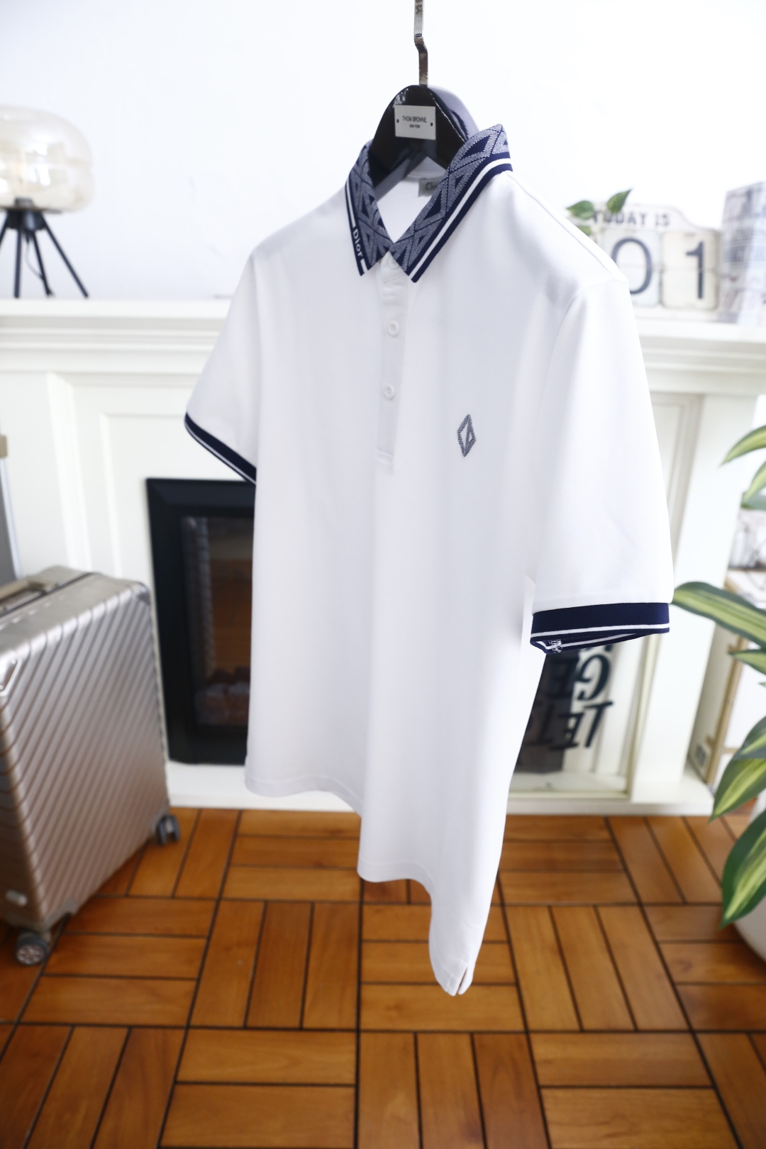 🔥迪奥.26夏季新品！时尚男士百搭翻领POLO衫👍利落剪裁勾勒合身廓形，挺括翻领搭配品牌标识织带，胸口点