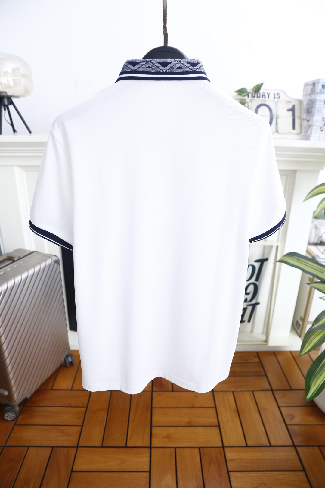 🔥迪奥.26夏季新品！时尚男士百搭翻领POLO衫👍利落剪裁勾勒合身廓形，挺括翻领搭配品牌标识织带，胸口点
