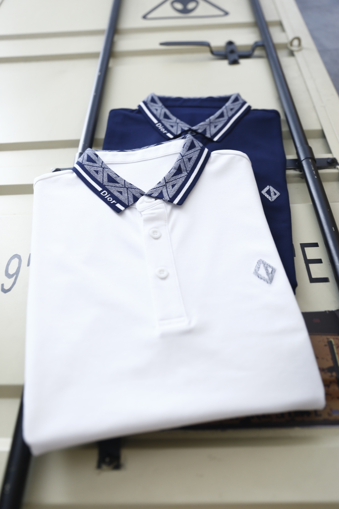 🔥迪奥.26夏季新品！时尚男士百搭翻领POLO衫👍利落剪裁勾勒合身廓形，挺括翻领搭配品牌标识织带，胸口点