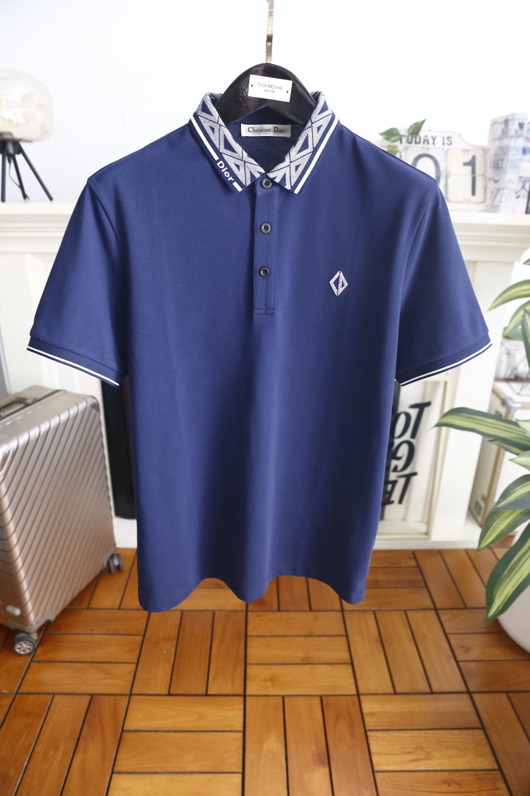 🔥迪奥.26夏季新品！时尚男士百搭翻领POLO衫👍利落剪裁勾勒合身廓形，挺括翻领搭配品牌标识织带，胸口点