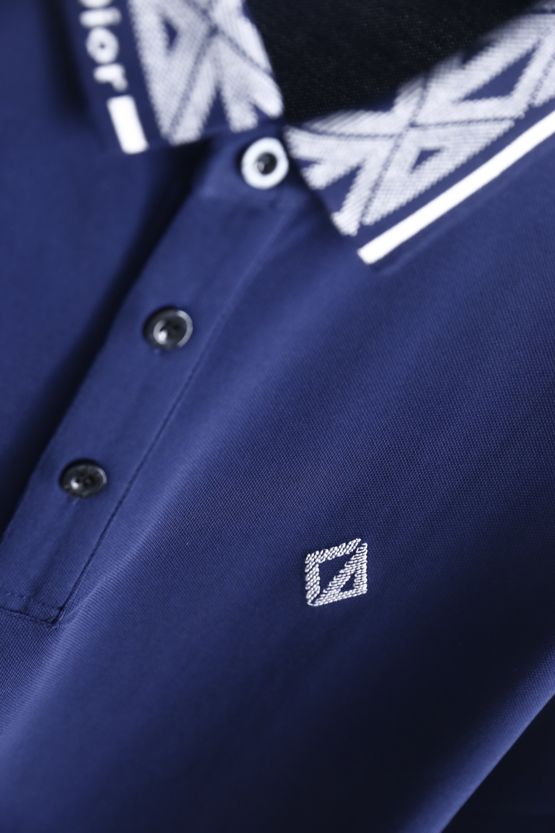 🔥迪奥.26夏季新品！时尚男士百搭翻领POLO衫👍利落剪裁勾勒合身廓形，挺括翻领搭配品牌标识织带，胸口点