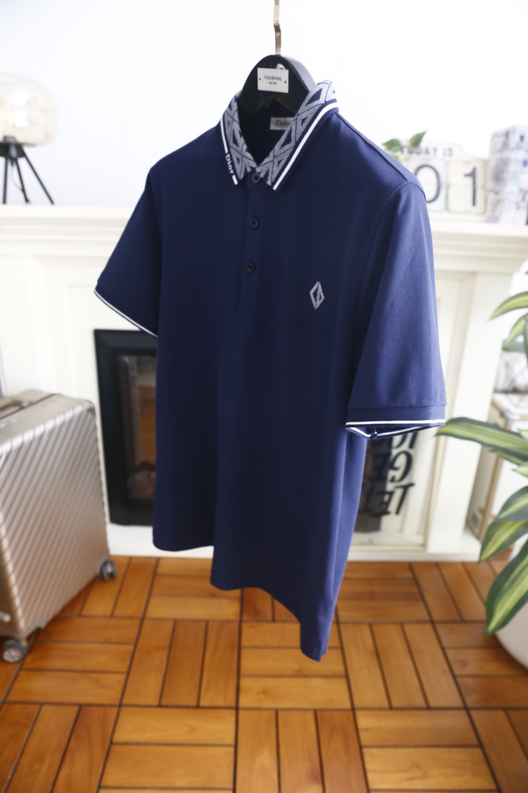 🔥迪奥.26夏季新品！时尚男士百搭翻领POLO衫👍利落剪裁勾勒合身廓形，挺括翻领搭配品牌标识织带，胸口点