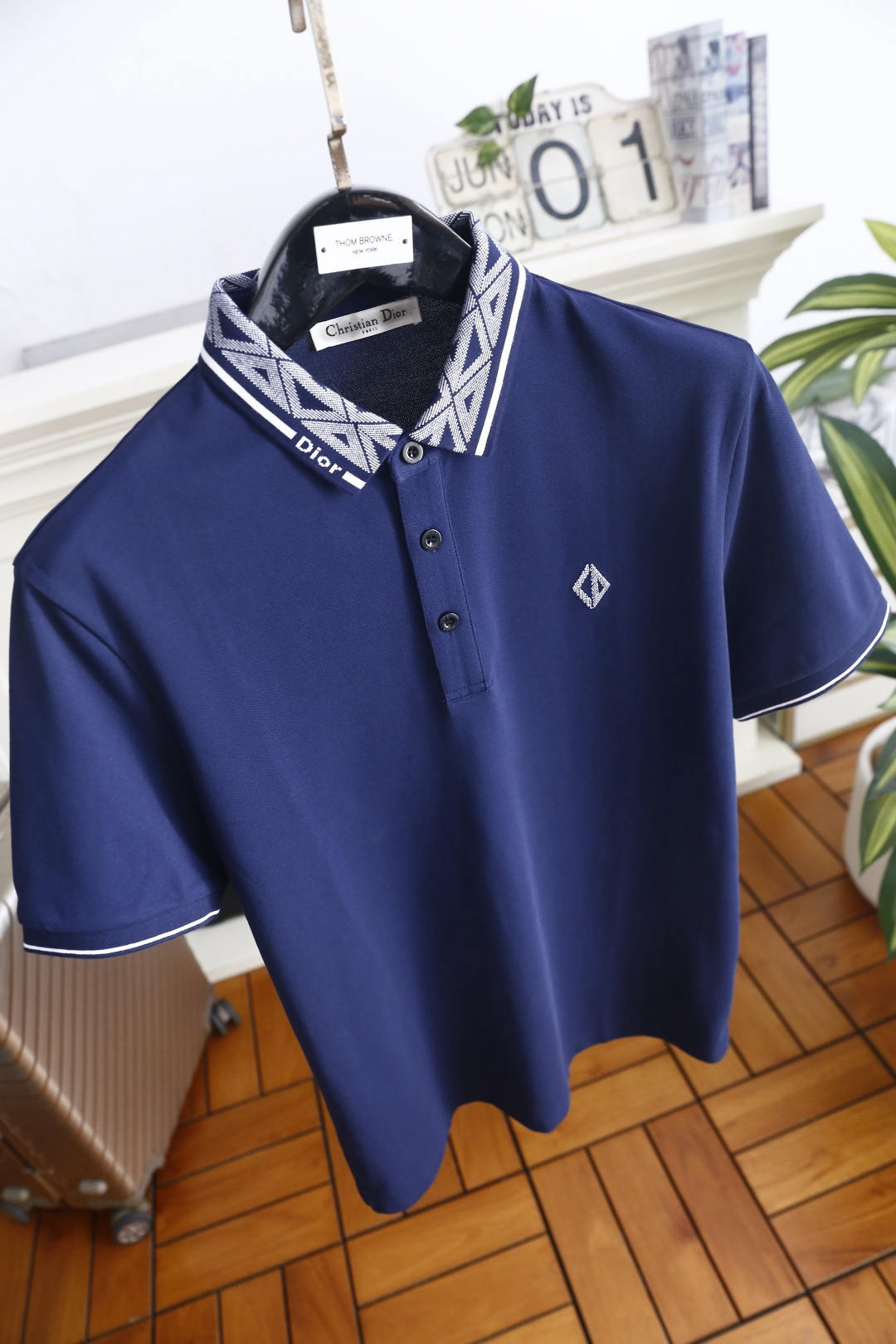 🔥迪奥.26夏季新品！时尚男士百搭翻领POLO衫👍利落剪裁勾勒合身廓形，挺括翻领搭配品牌标识织带，胸口点