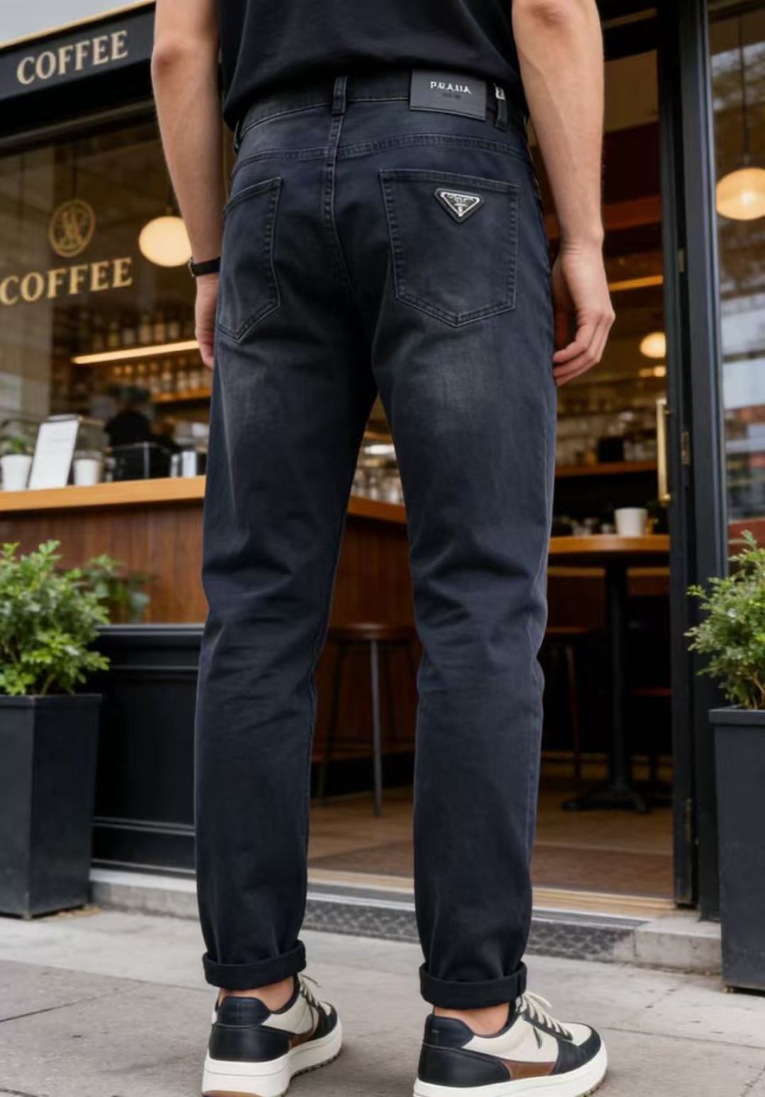 🔥普拉达.26夏季新品！时尚男士百搭休闲牛仔裤👖利落剪裁打造合身版型，经典五袋设计，后腰品牌皮标清晰醒目