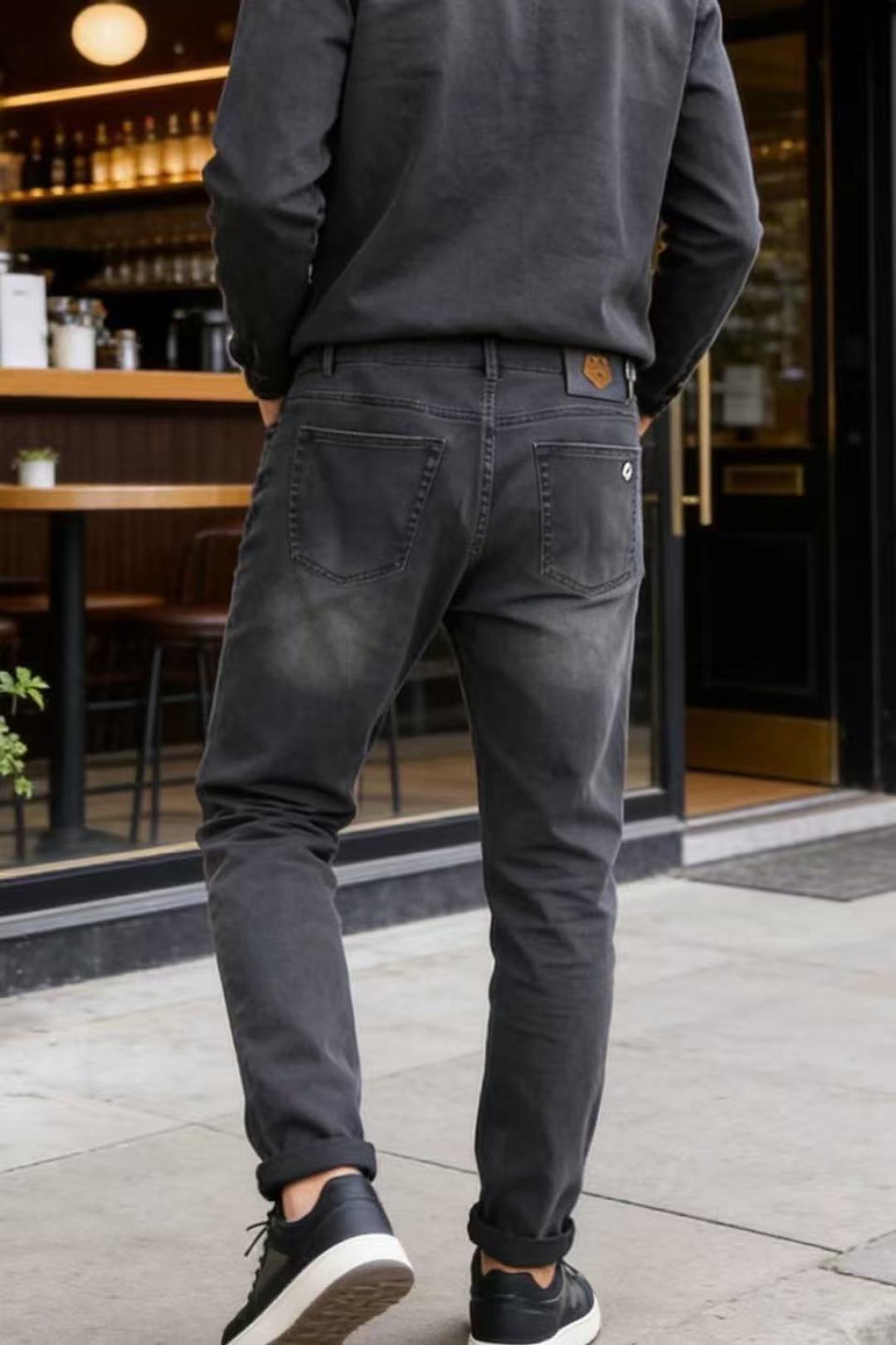 🔥杰尼亚.26夏季新品！时尚男士潮流百搭牛仔裤👖利落剪裁打造合身版型，经典五袋设计，后腰品牌皮标清晰醒目