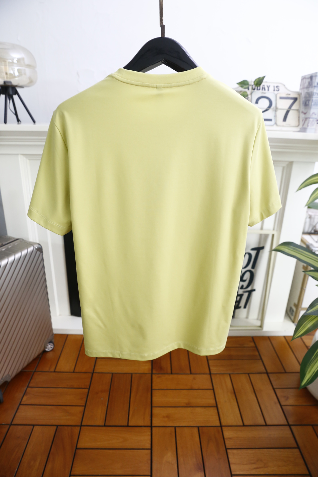 🔥爱马仕.26夏季新品！时尚男士百搭短袖👍采用利落的圆领剪裁，领口内侧点缀撞色细节，增添低调巧思。胸前带
