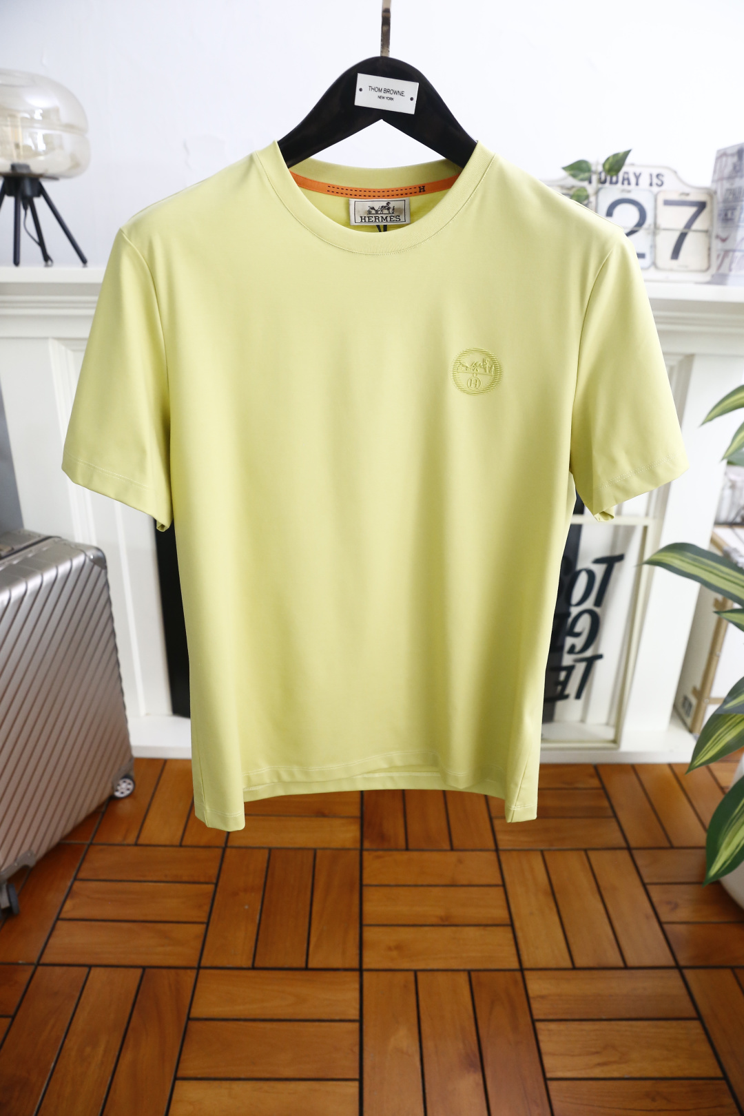 🔥爱马仕.26夏季新品！时尚男士百搭短袖👍采用利落的圆领剪裁，领口内侧点缀撞色细节，增添低调巧思。胸前带