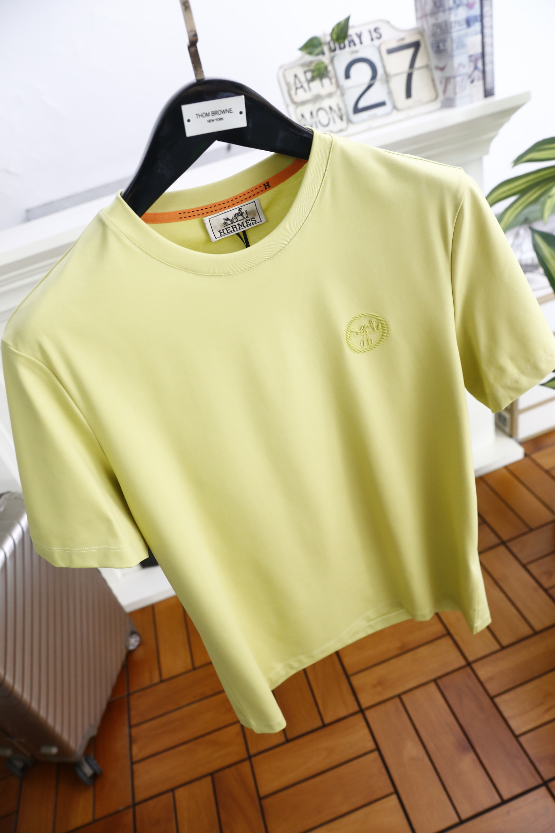 🔥爱马仕.26夏季新品！时尚男士百搭短袖👍采用利落的圆领剪裁，领口内侧点缀撞色细节，增添低调巧思。胸前带