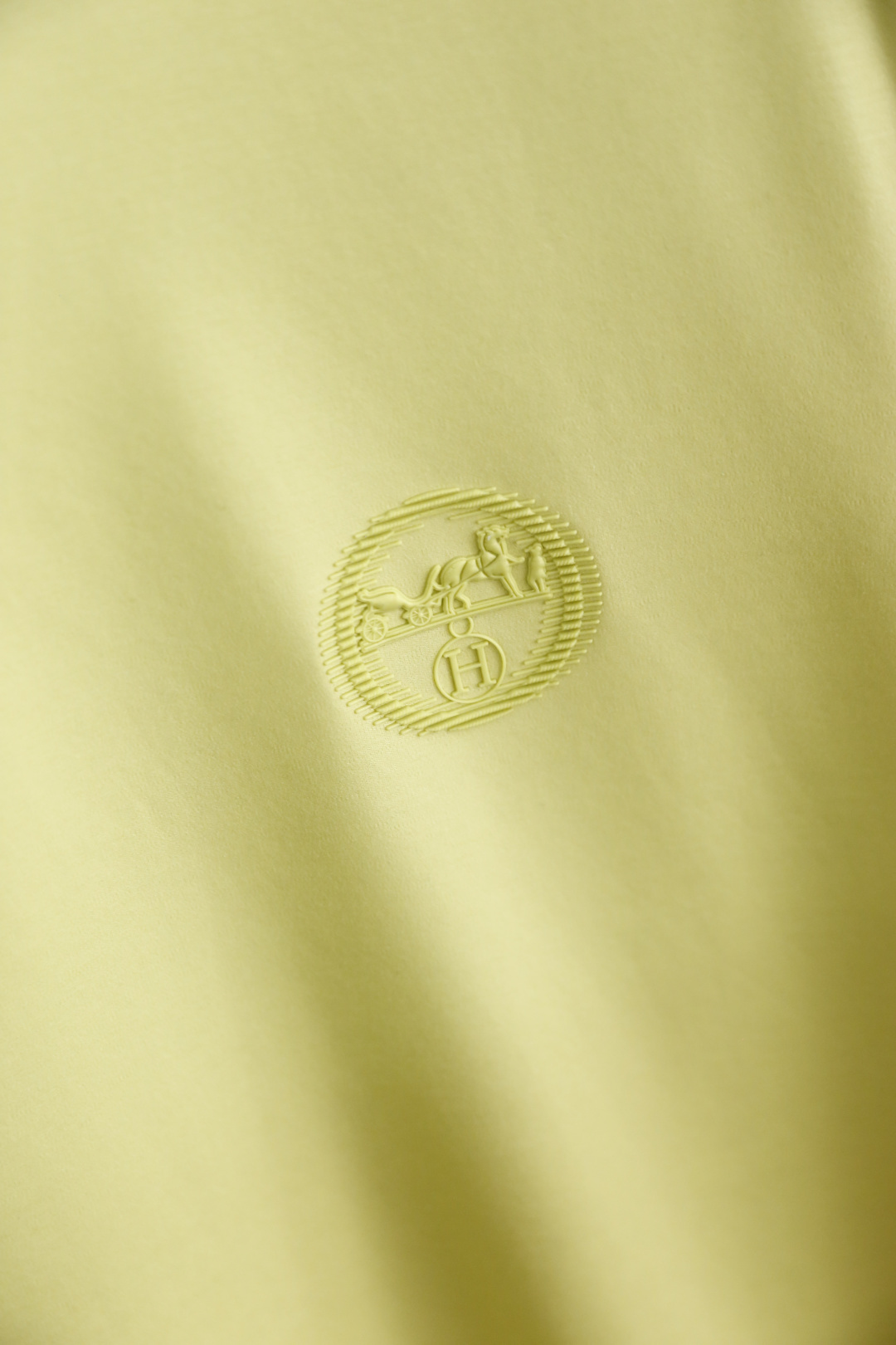 🔥爱马仕.26夏季新品！时尚男士百搭短袖👍采用利落的圆领剪裁，领口内侧点缀撞色细节，增添低调巧思。胸前带