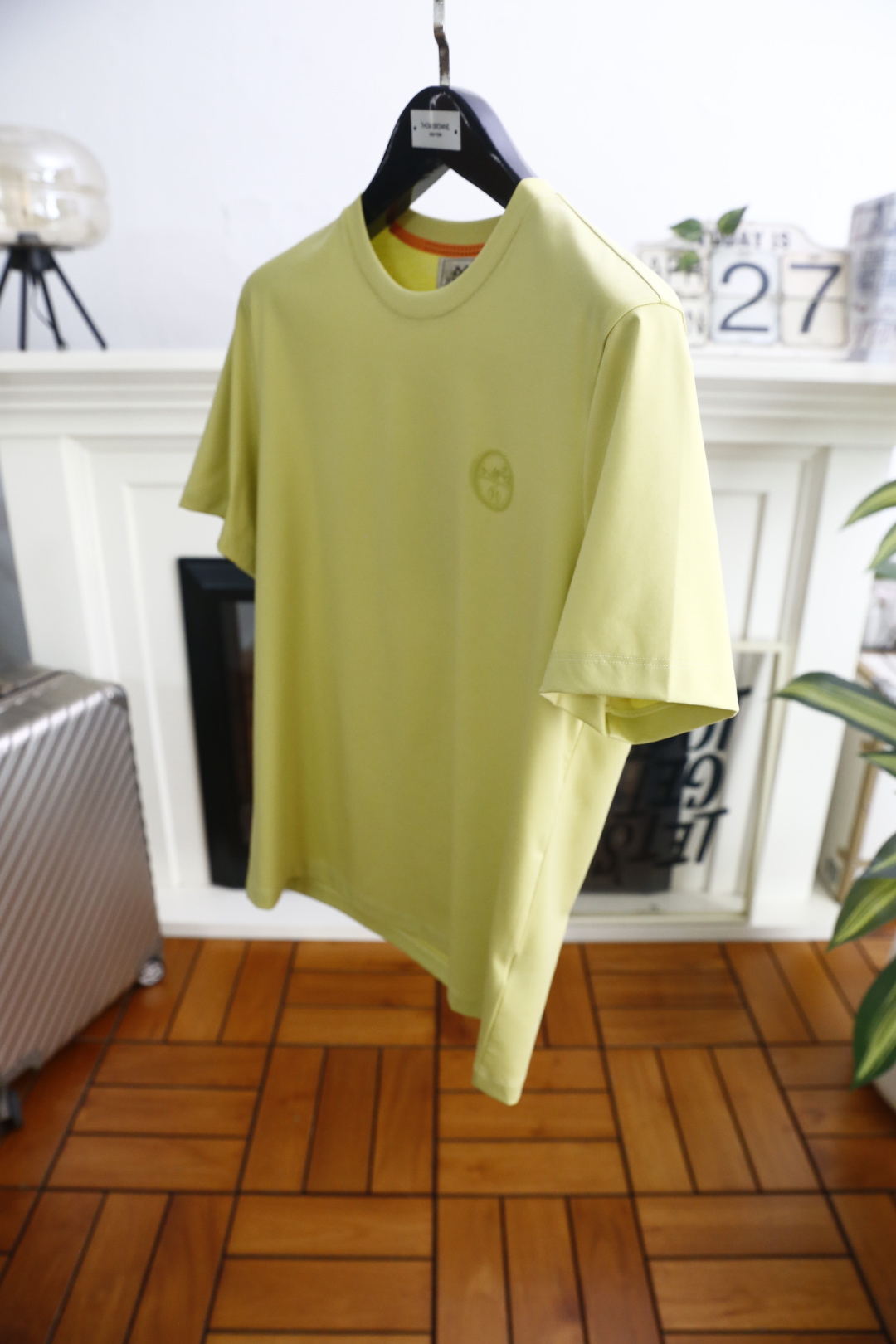 🔥爱马仕.26夏季新品！时尚男士百搭短袖👍采用利落的圆领剪裁，领口内侧点缀撞色细节，增添低调巧思。胸前带