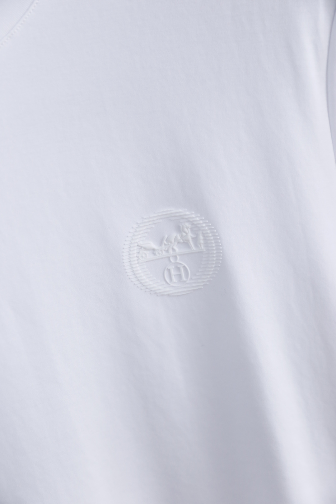 🔥爱马仕.26夏季新品！时尚男士百搭短袖👍采用利落的圆领剪裁，领口内侧点缀撞色细节，增添低调巧思。胸前带