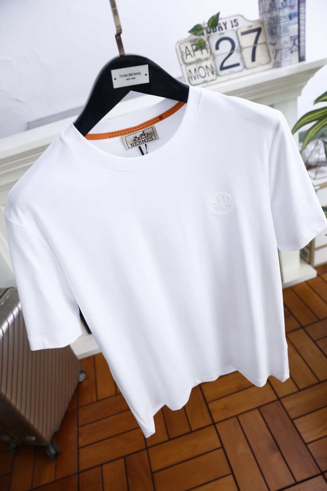 🔥爱马仕.26夏季新品！时尚男士百搭短袖👍采用利落的圆领剪裁，领口内侧点缀撞色细节，增添低调巧思。胸前带