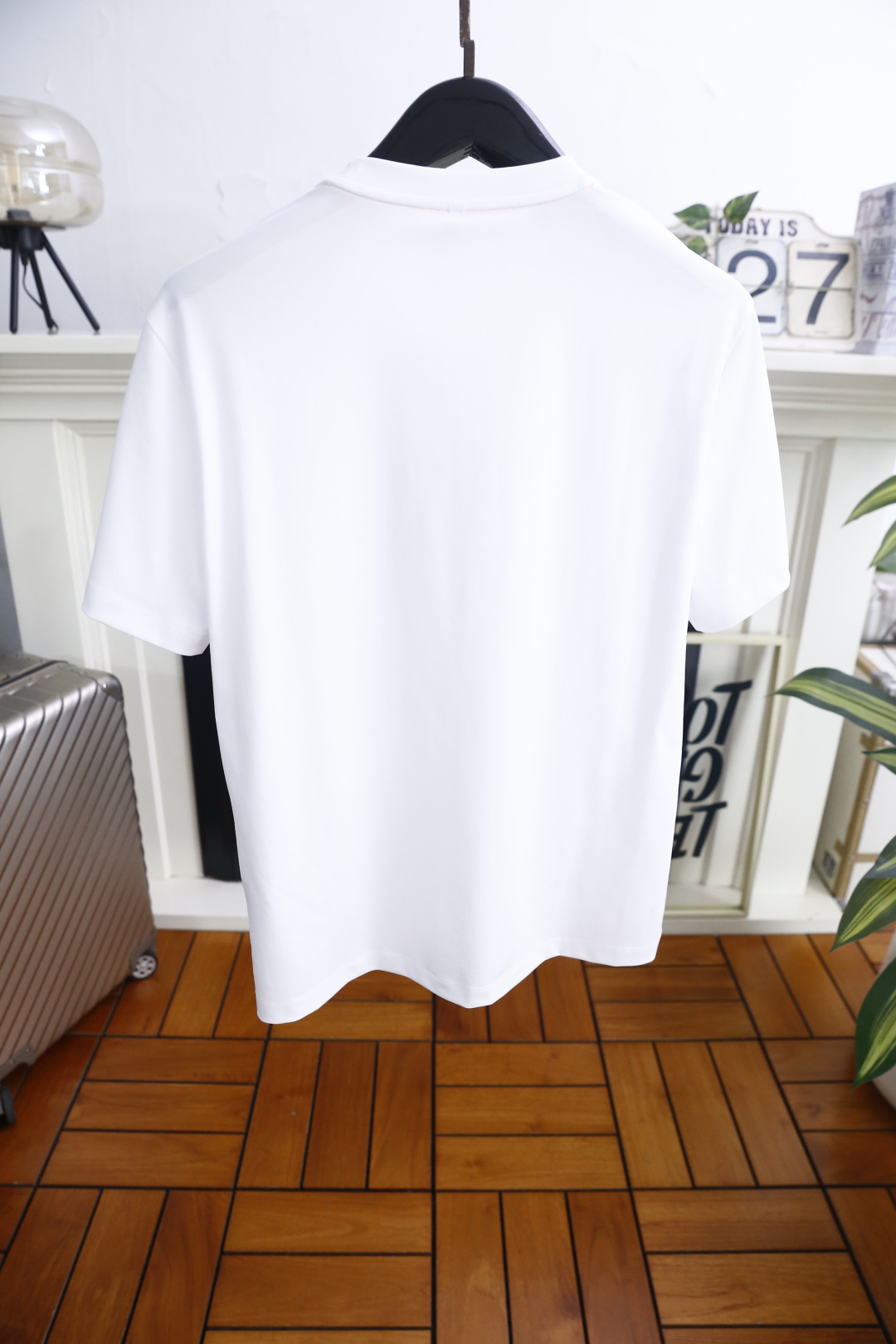 🔥爱马仕.26夏季新品！时尚男士百搭短袖👍采用利落的圆领剪裁，领口内侧点缀撞色细节，增添低调巧思。胸前带