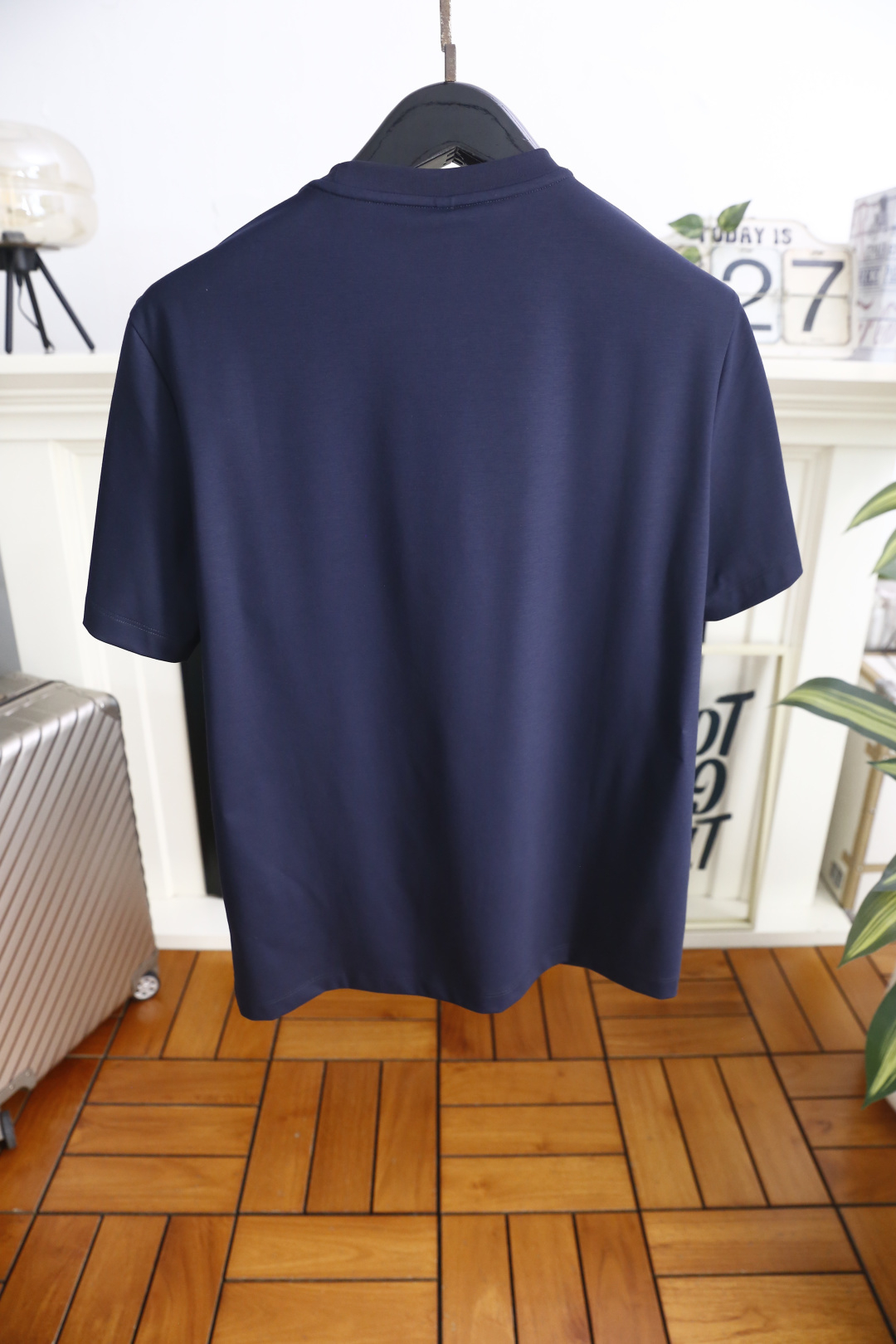 🔥爱马仕.26夏季新品！时尚男士百搭短袖👍采用利落的圆领剪裁，领口内侧点缀撞色细节，增添低调巧思。胸前带