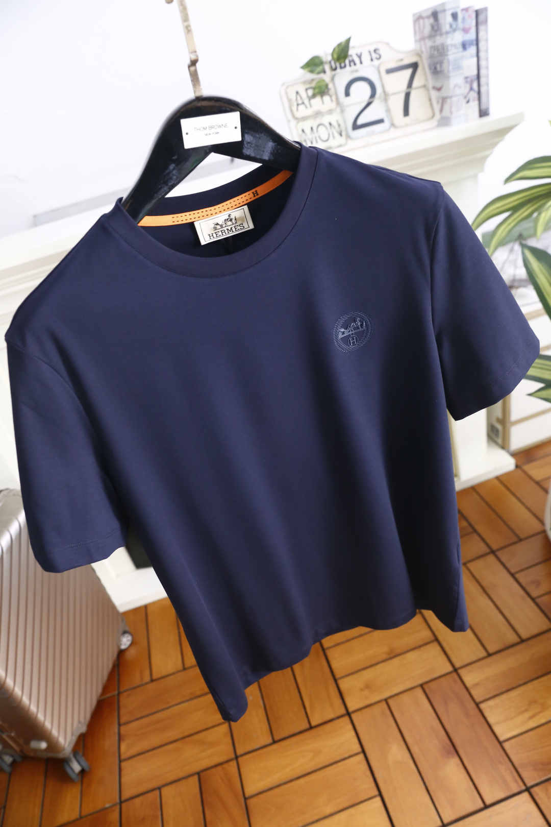 🔥爱马仕.26夏季新品！时尚男士百搭短袖👍采用利落的圆领剪裁，领口内侧点缀撞色细节，增添低调巧思。胸前带