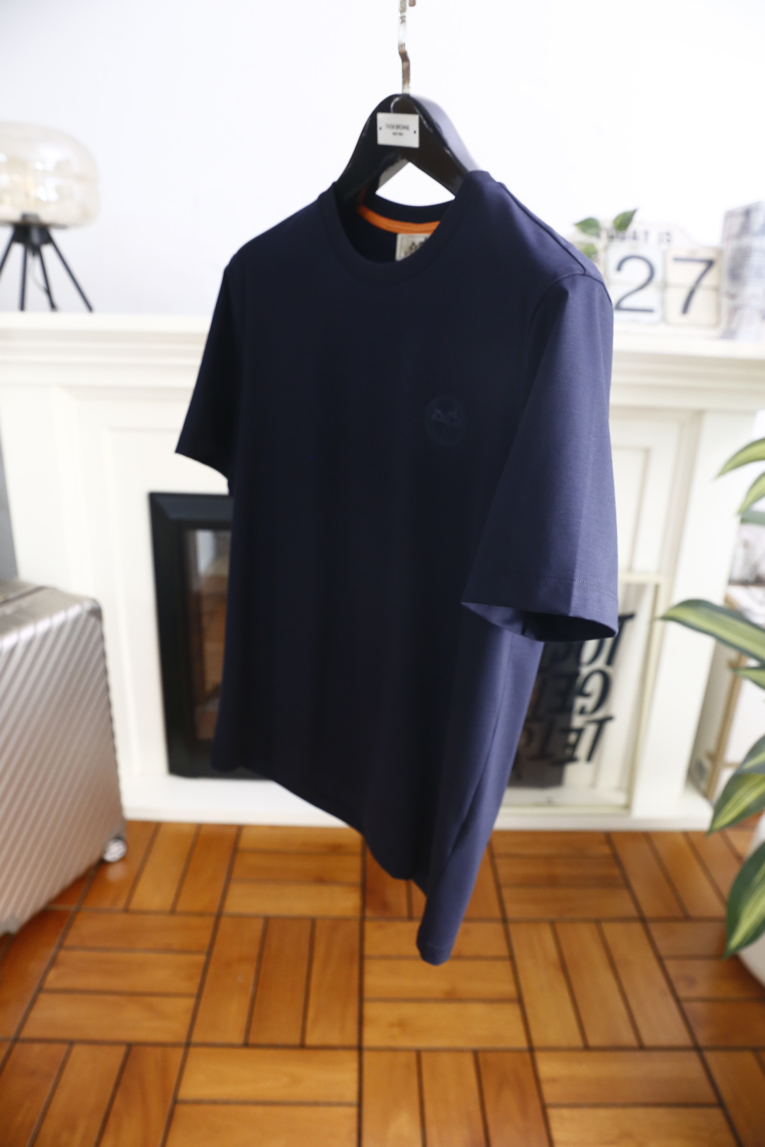 🔥爱马仕.26夏季新品！时尚男士百搭短袖👍采用利落的圆领剪裁，领口内侧点缀撞色细节，增添低调巧思。胸前带