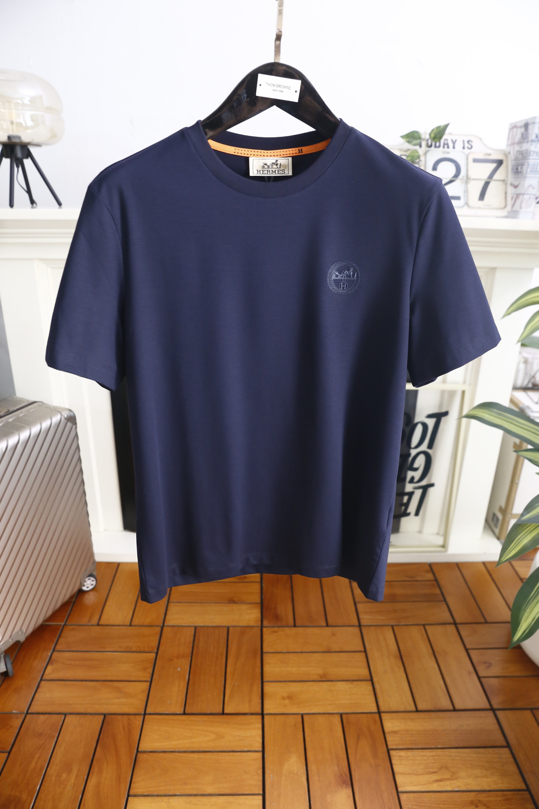 🔥爱马仕.26夏季新品！时尚男士百搭短袖👍采用利落的圆领剪裁，领口内侧点缀撞色细节，增添低调巧思。胸前带