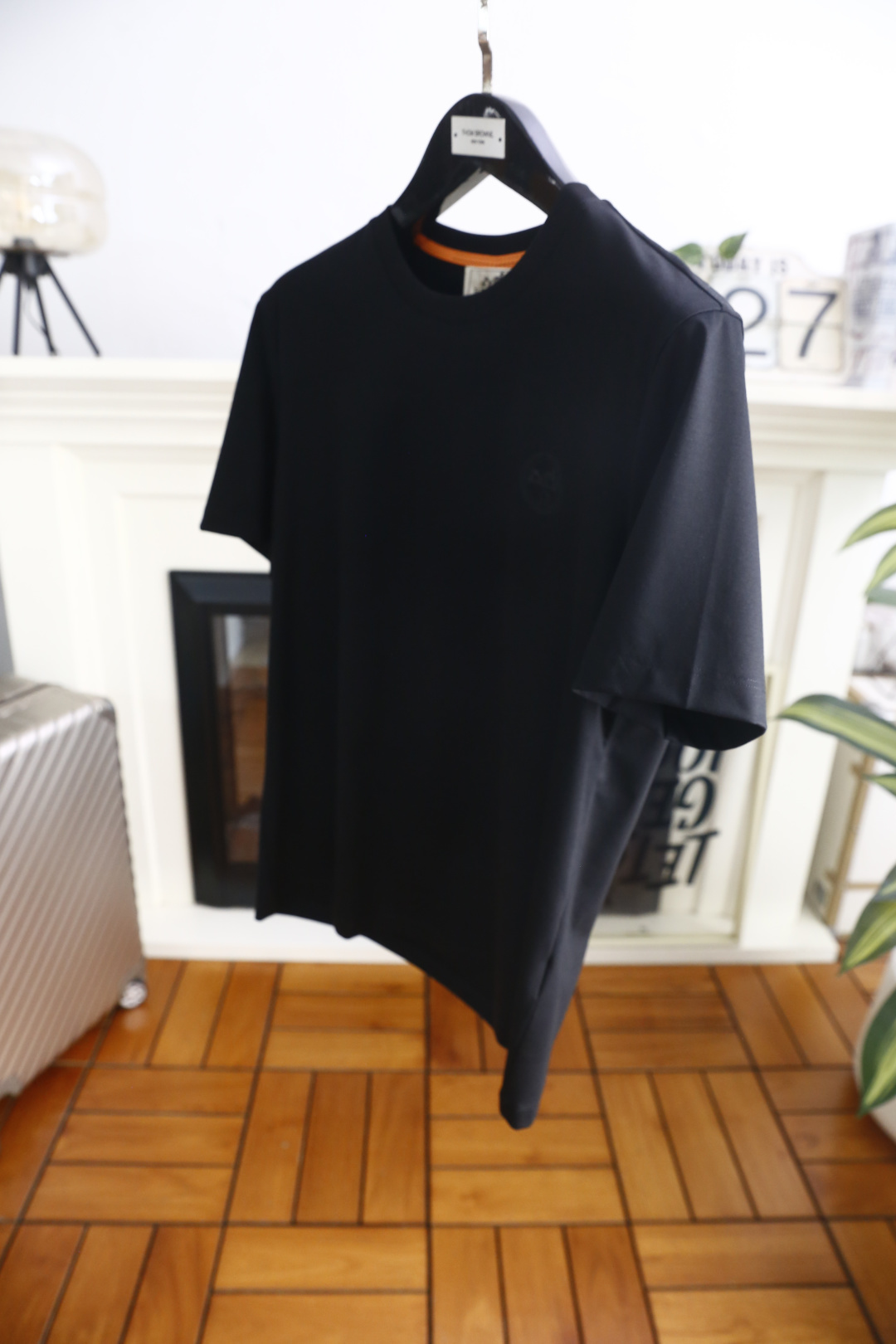 🔥爱马仕.26夏季新品！时尚男士百搭短袖👍采用利落的圆领剪裁，领口内侧点缀撞色细节，增添低调巧思。胸前带
