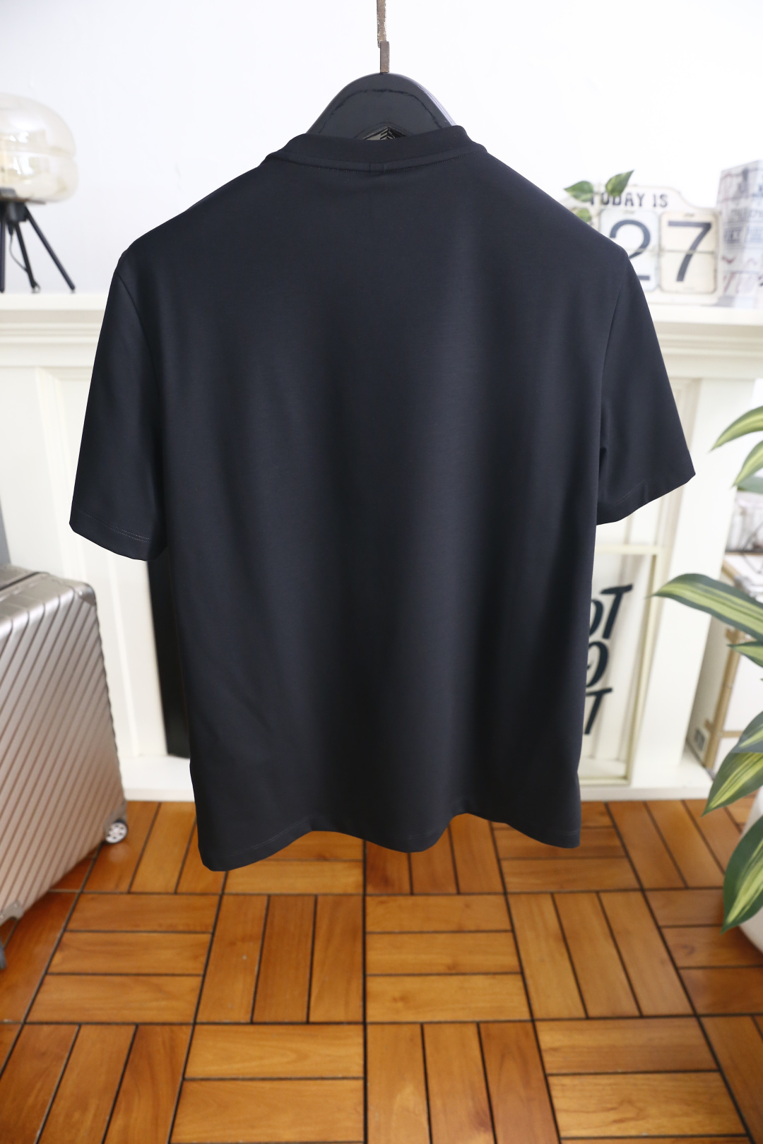 🔥爱马仕.26夏季新品！时尚男士百搭短袖👍采用利落的圆领剪裁，领口内侧点缀撞色细节，增添低调巧思。胸前带