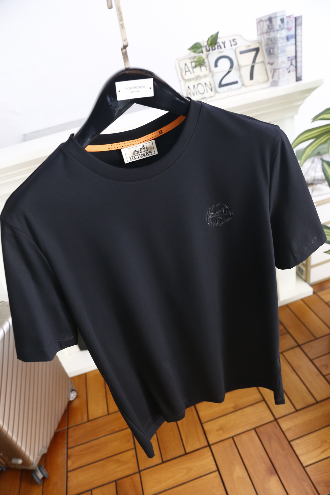 🔥爱马仕.26夏季新品！时尚男士百搭短袖👍采用利落的圆领剪裁，领口内侧点缀撞色细节，增添低调巧思。胸前带