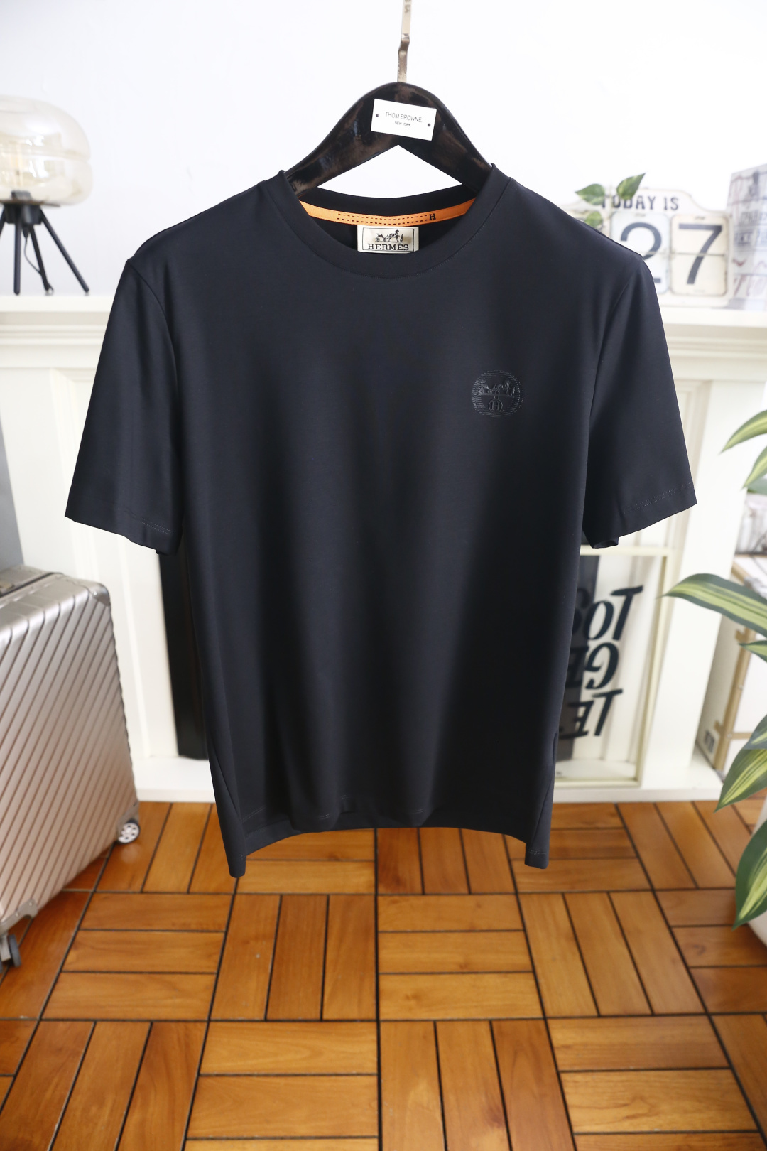 🔥爱马仕.26夏季新品！时尚男士百搭短袖👍采用利落的圆领剪裁，领口内侧点缀撞色细节，增添低调巧思。胸前带