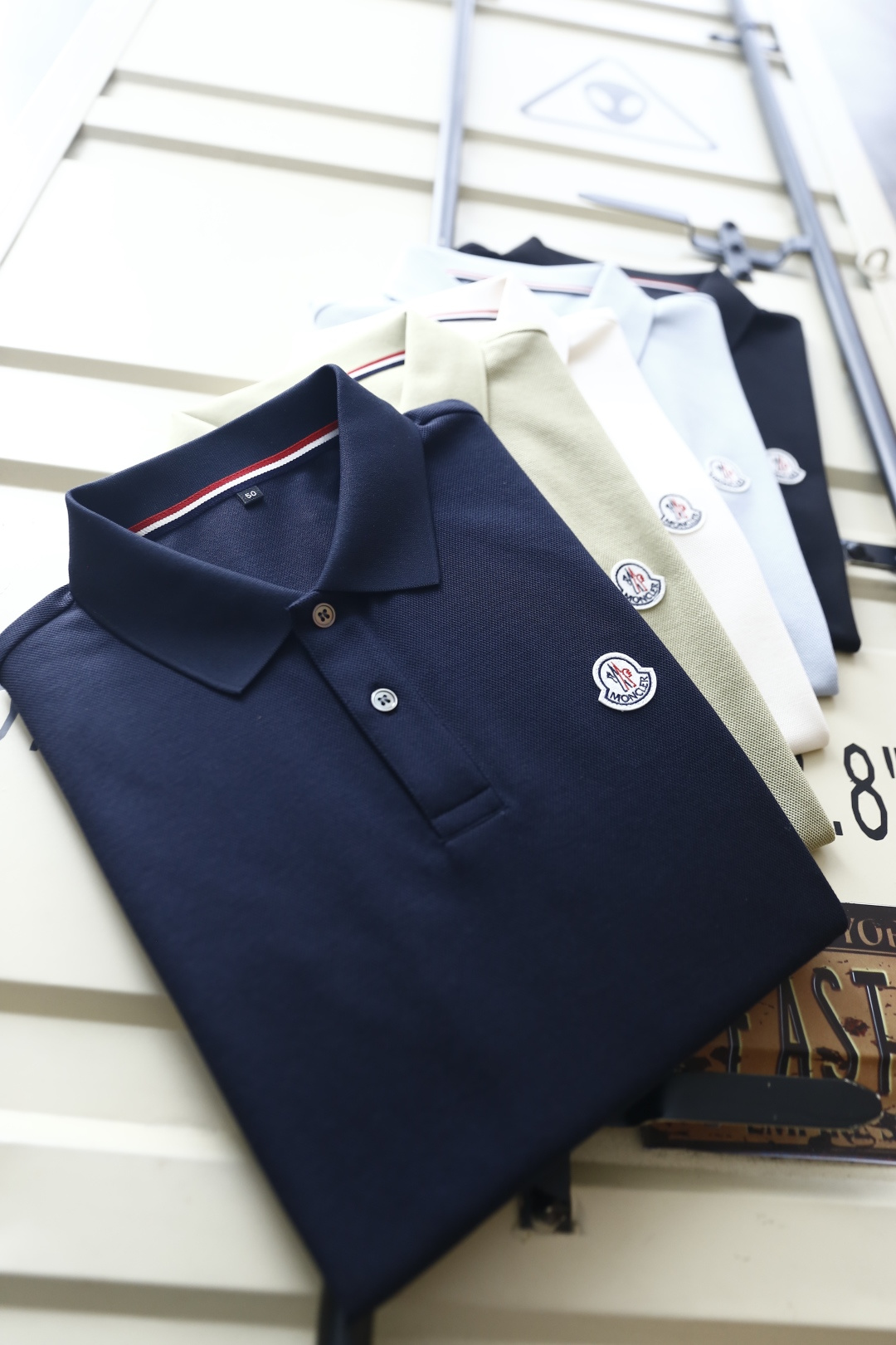🔥蒙口.26夏季新品！时尚男士百搭POLO衫采用经典翻领设计，搭配门襟纽扣开合，穿脱便捷又不失利落感。左